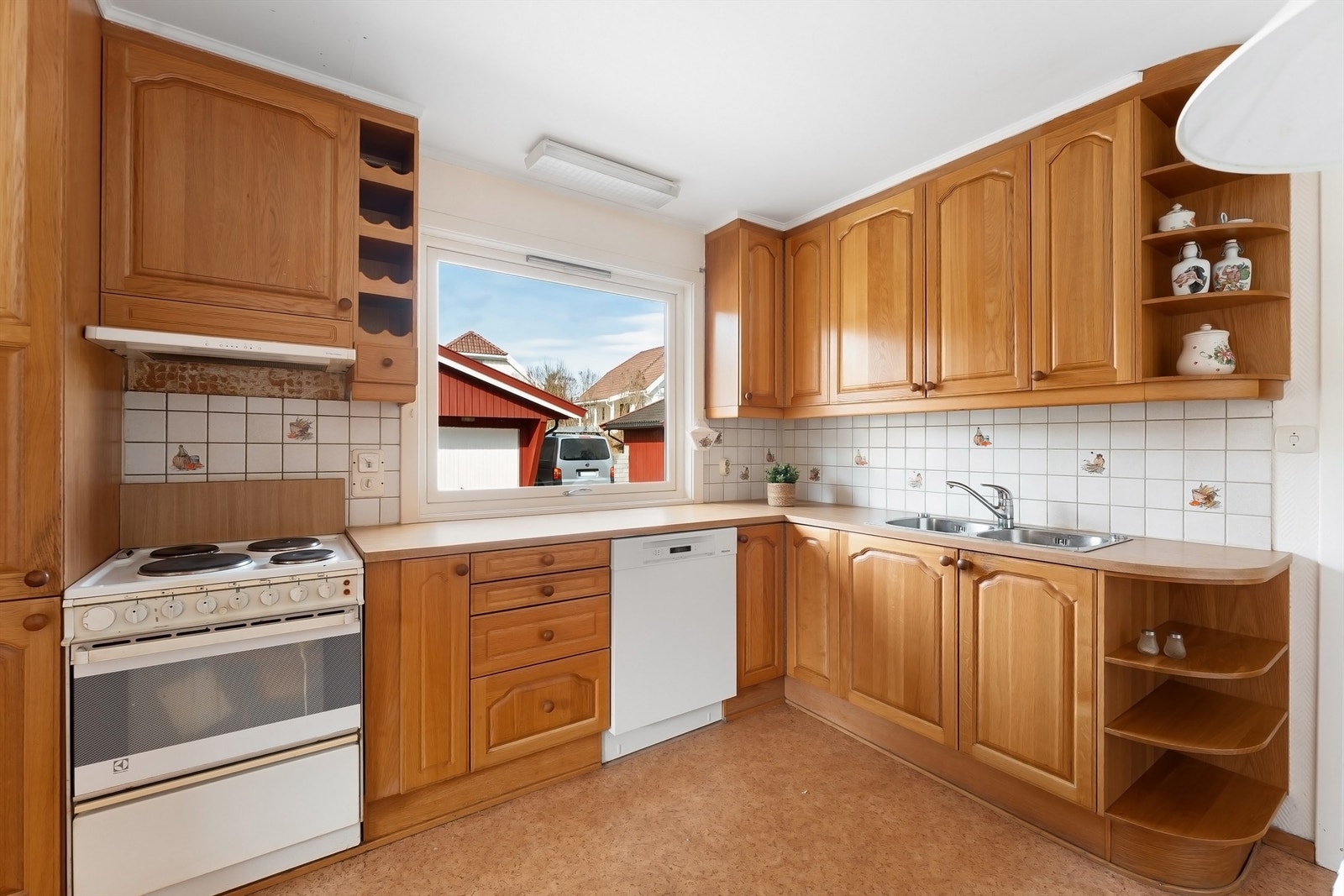 Kjøkkenet har godt med benke og skapplass Galleribilde