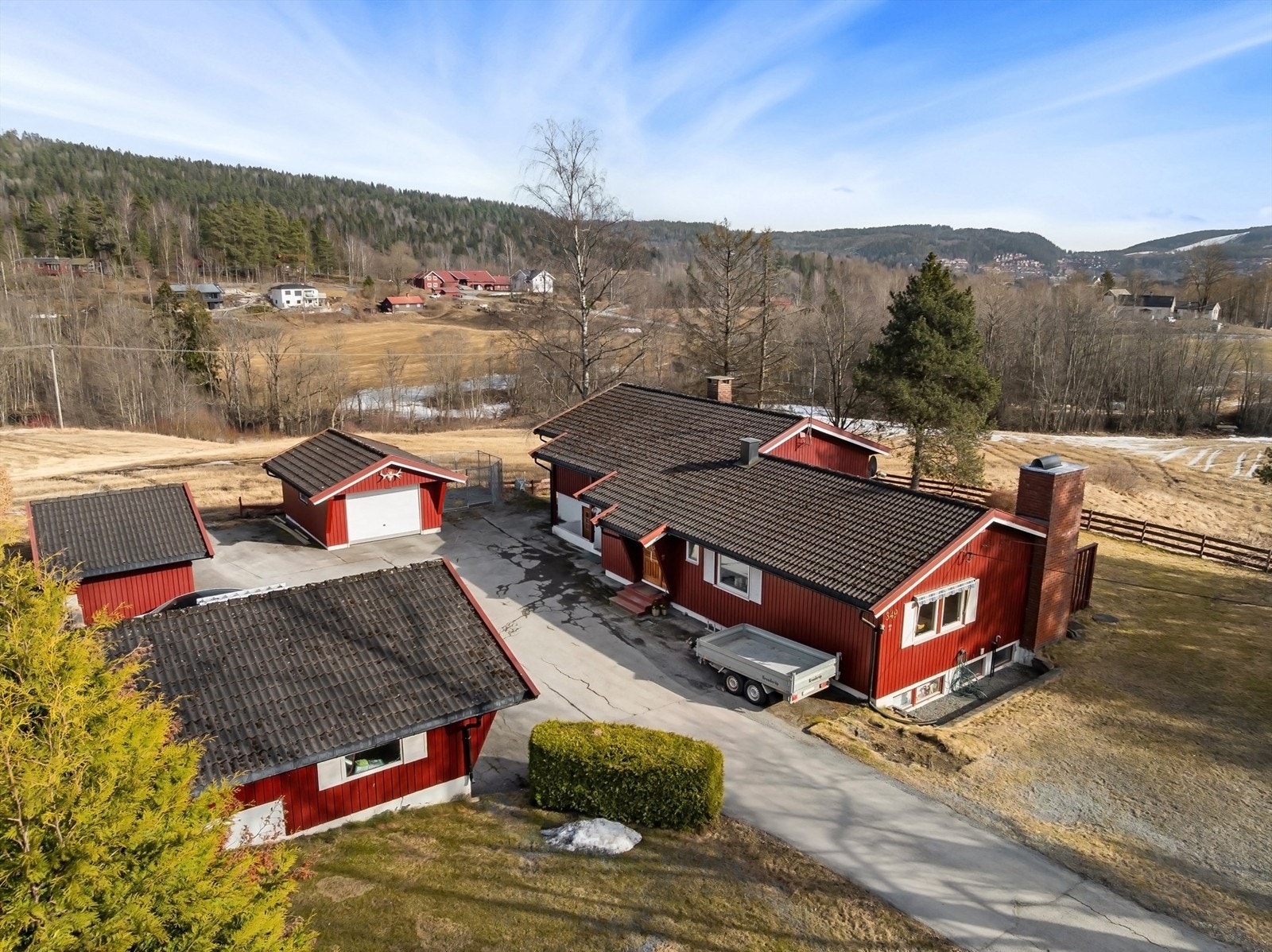 Eiertomt på 2 034 kvm med utsikt utover naturskjønne omgivelser og fantastiske solforhold. Pent opparbeidet med asfalterte internveier, plenarealer, trær og diverse beplantning Galleribilde