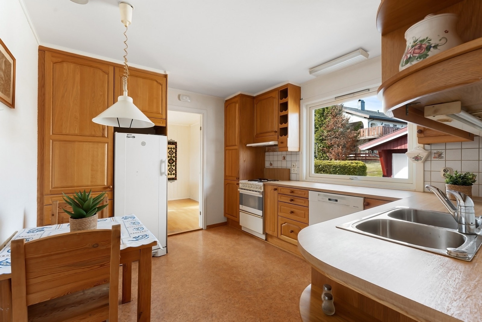 Fra spisestuen er det direkte adkomst til kjøkkenet Galleribilde