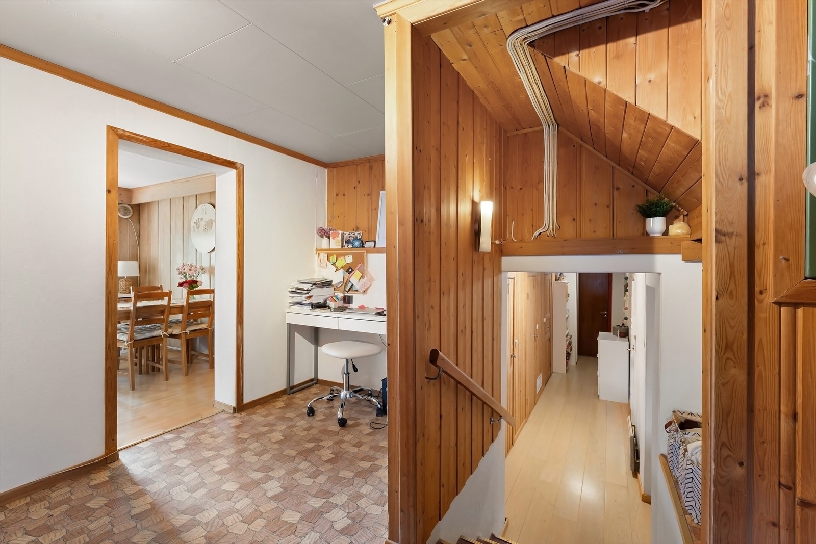 Nedre halvplan består av baderom, vaskerom/teknisk rom, soverom og 4 boder. Rommene som benyttes som oppholdsrom er ikke godkjent til varig opphold Galleribilde