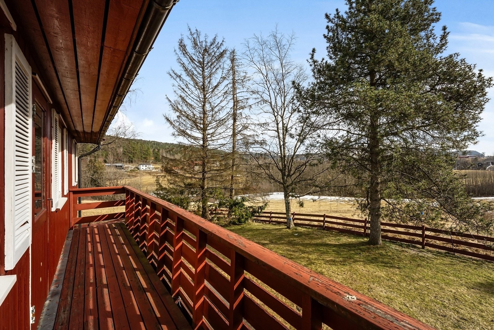 Verandaen er sydvendt med svært gode solforhold og flott utsikt Galleribilde