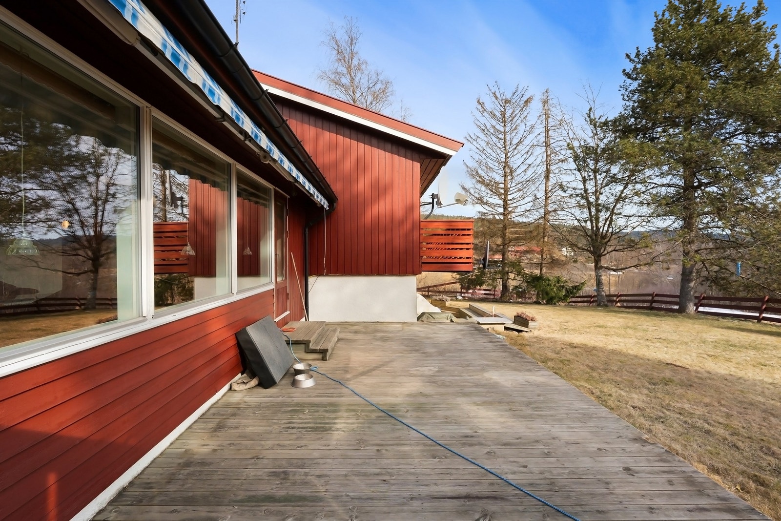 Stor markterrasse på ca. 30 kvm med adkomst fra stuen Galleribilde