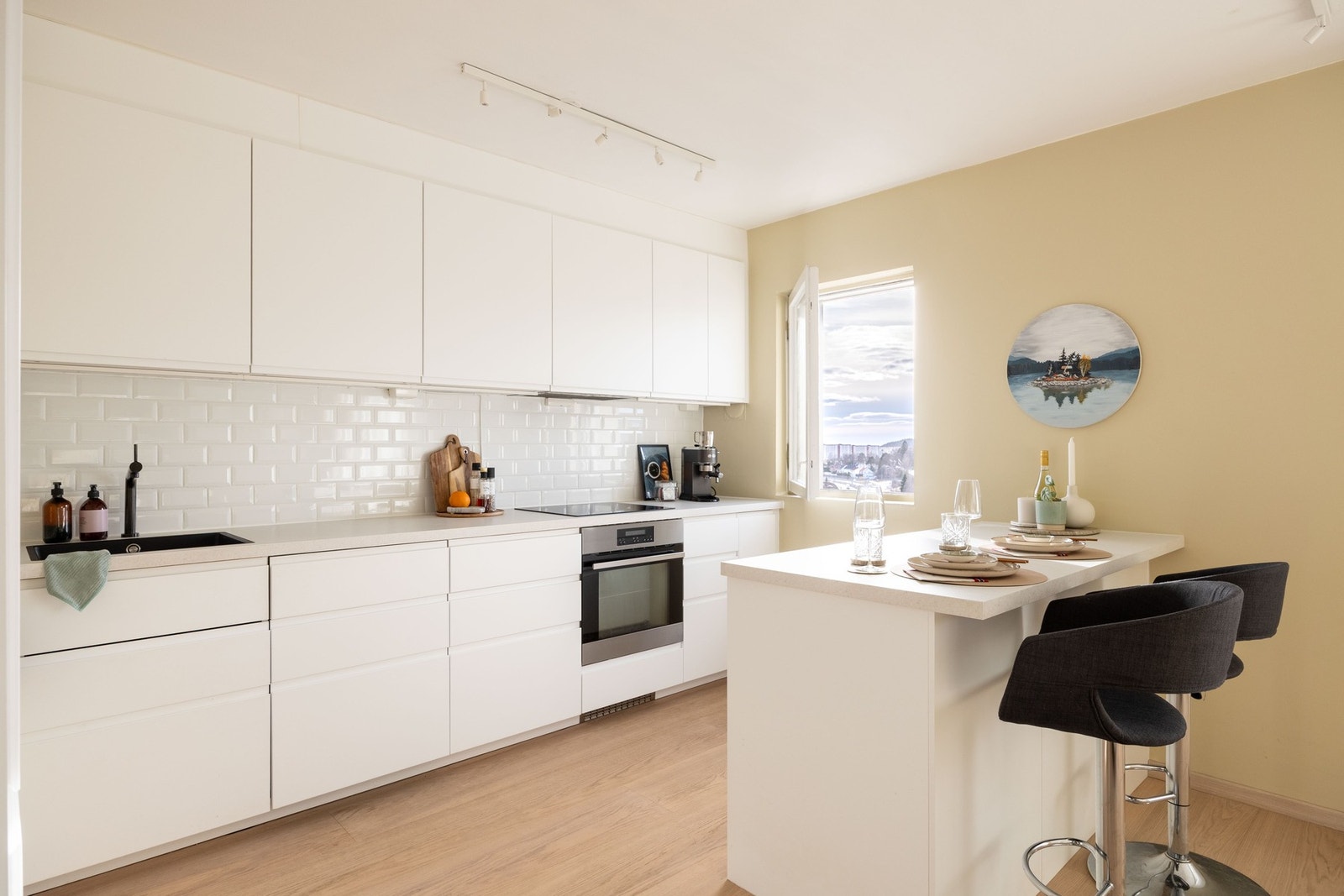 Kjøkkenet har en fin kombinasjon av skap- og benkeplass for både oppbevaring og matlaging. Galleribilde