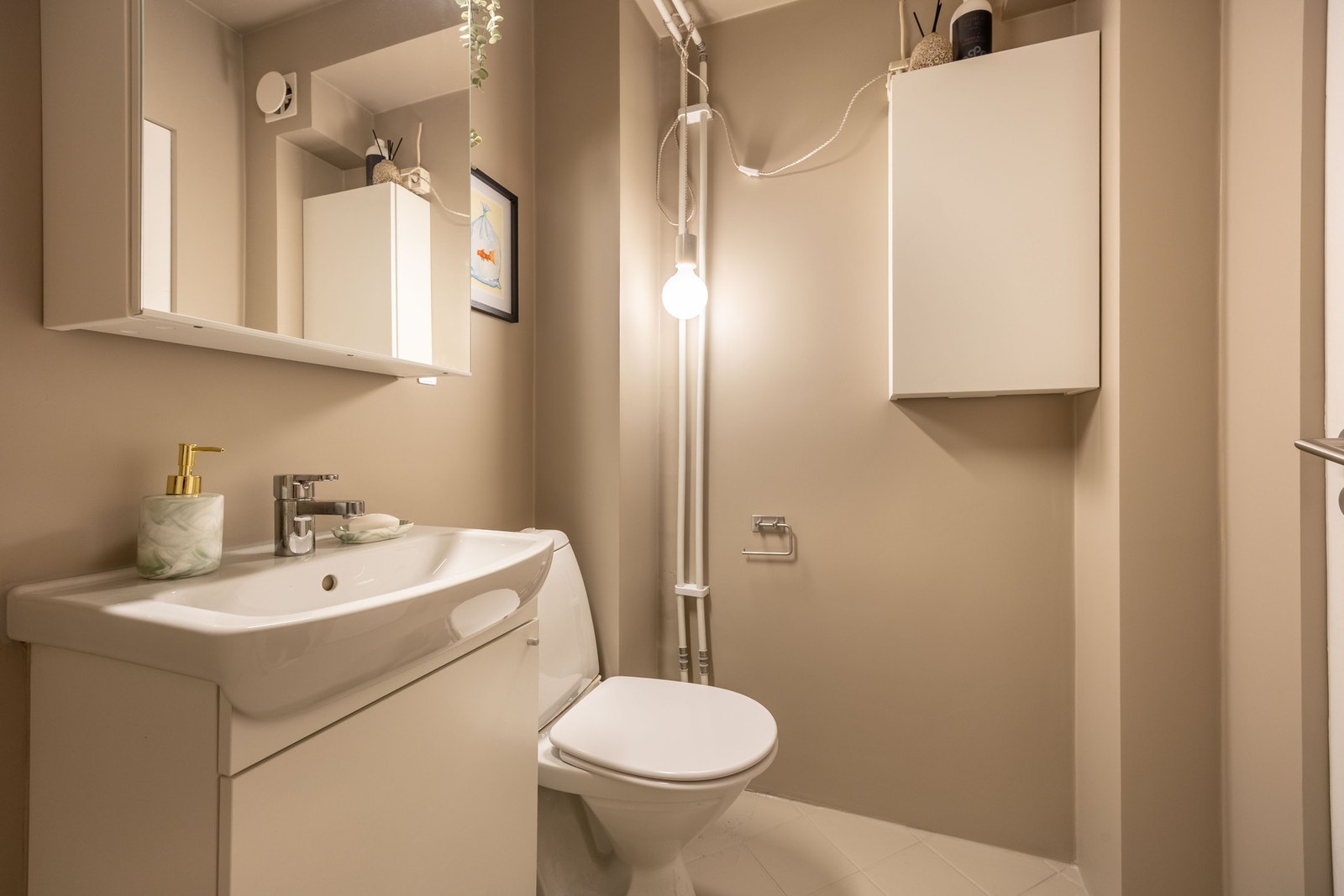 Badet er pent oppgradert med malt flislagt gulv og mikrosement på vegger. Galleribilde