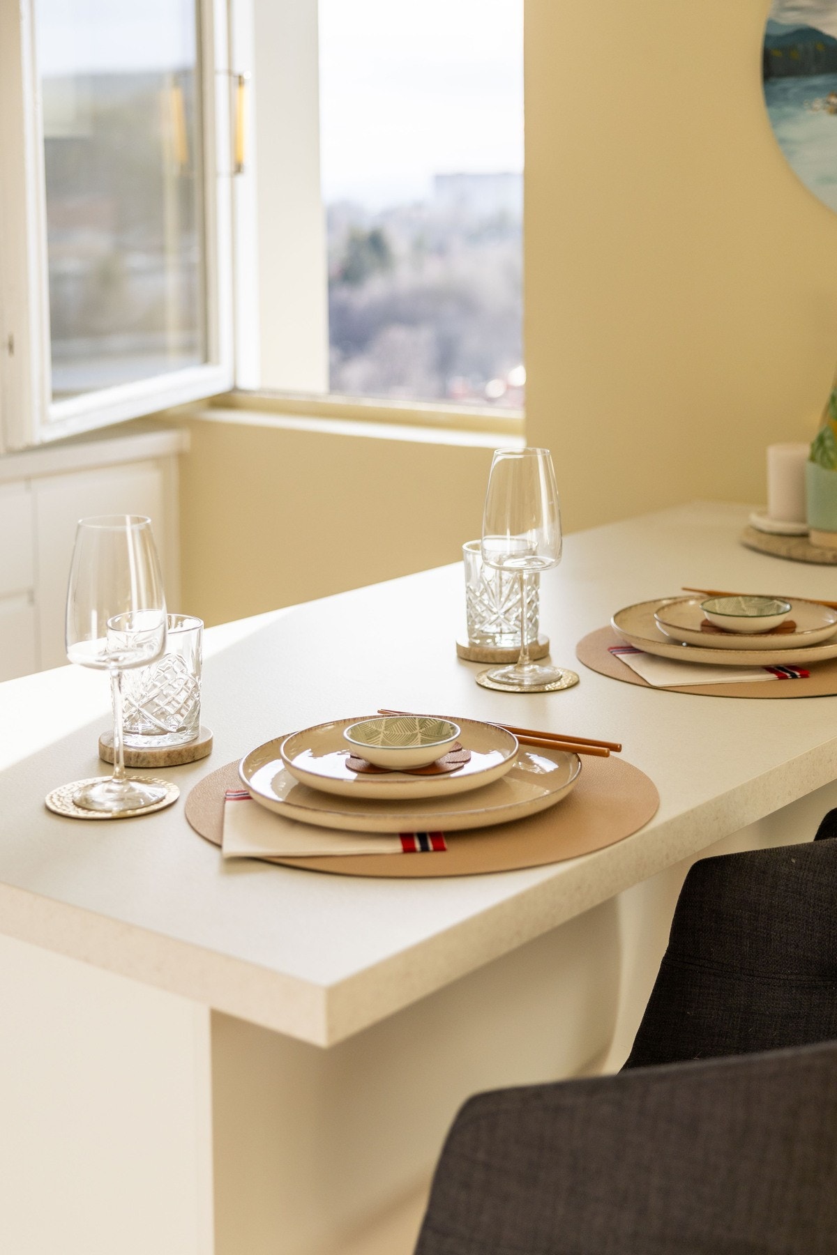 Den praktisk kjøkkenøyen sørger for ekstra albuerom så vel som sitteplass. Galleribilde