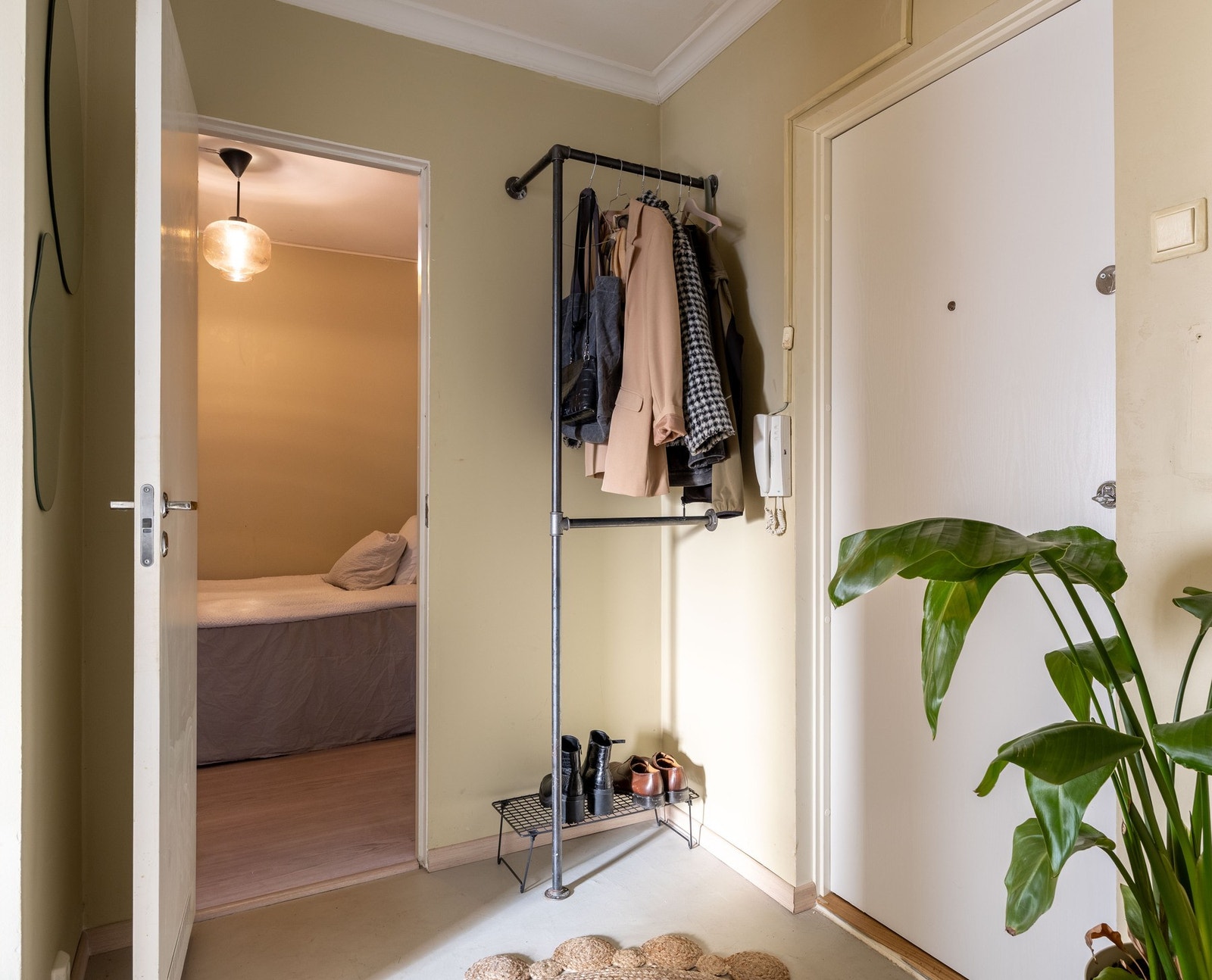 Innbydende entré med plass for klesoppheng. Galleribilde