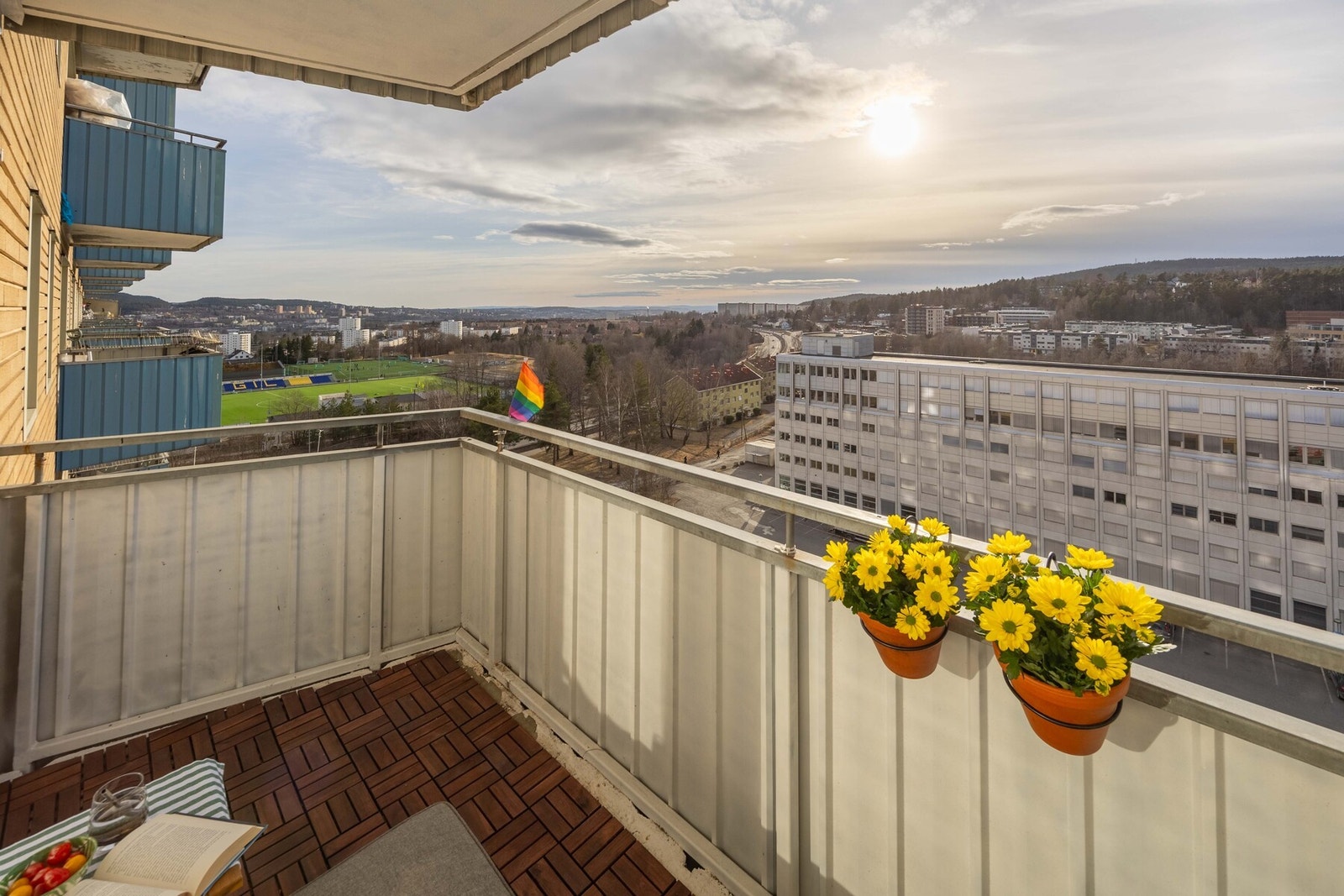 Leiligheten har en hyggelig balkong med plass for ønsket utemøblement. Galleribilde