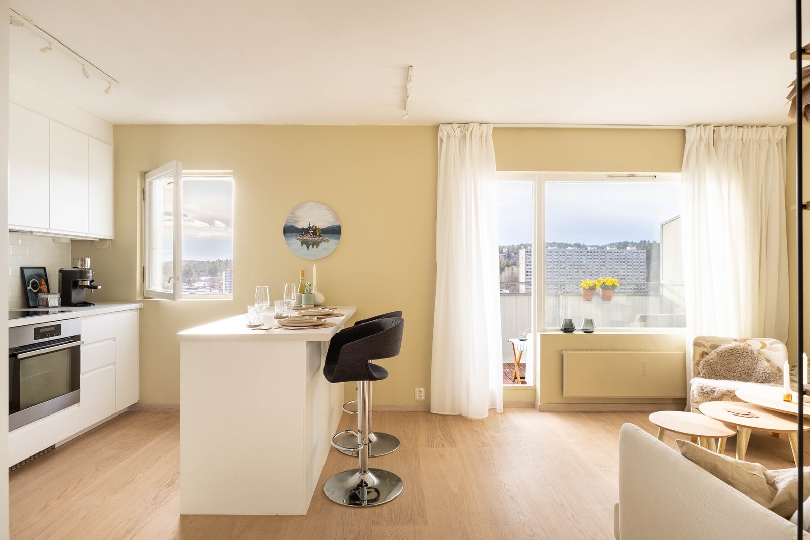 Leiligheten er lys og innbydende. Galleribilde