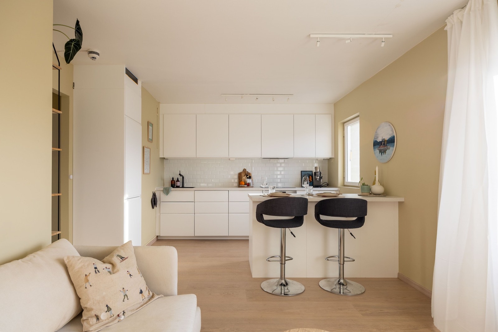 Stuen og kjøkkenet ligger i en sosial åpen løsning. Galleribilde