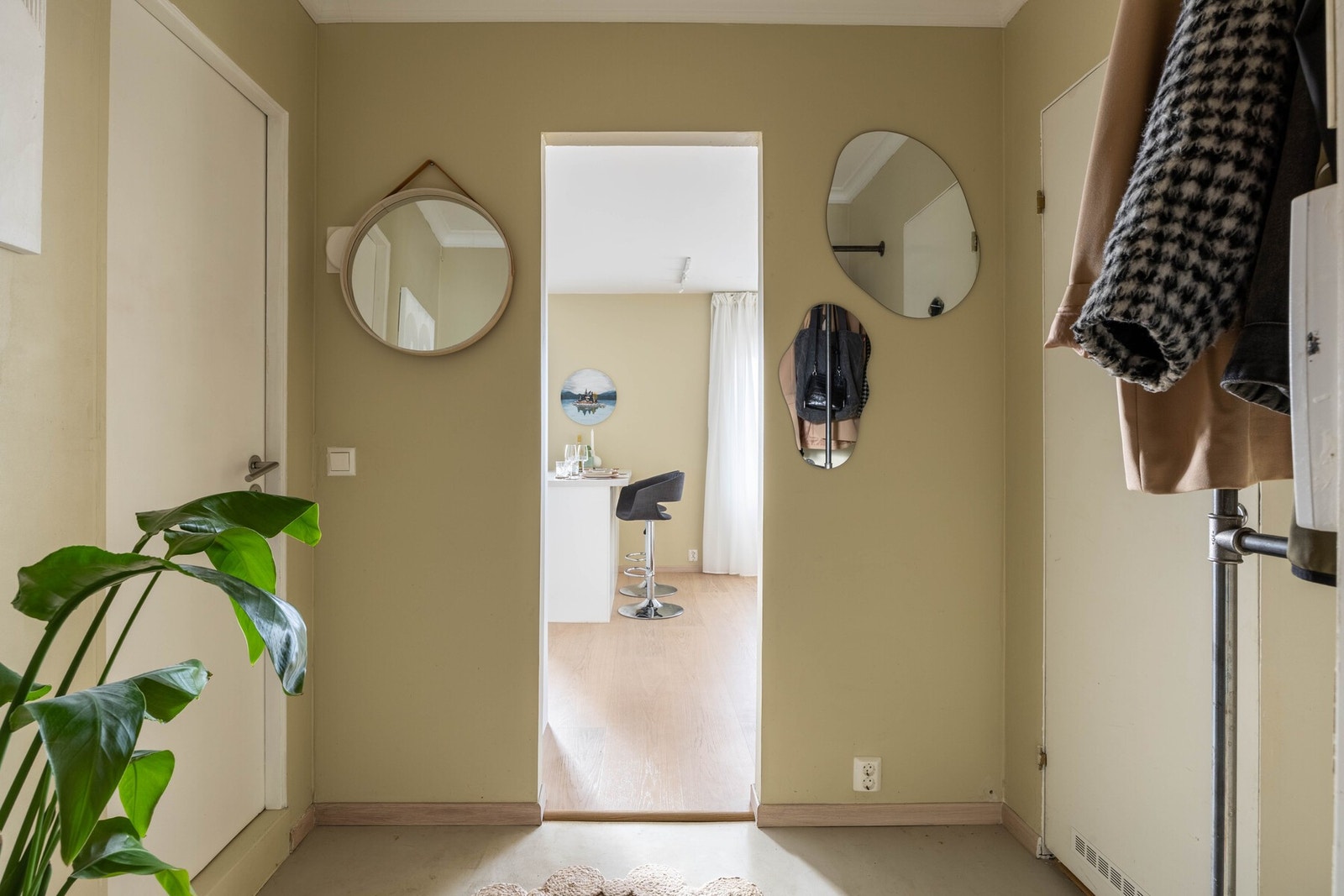 Rommet gir et godt førsteinntrykk av leiligheten. Galleribilde