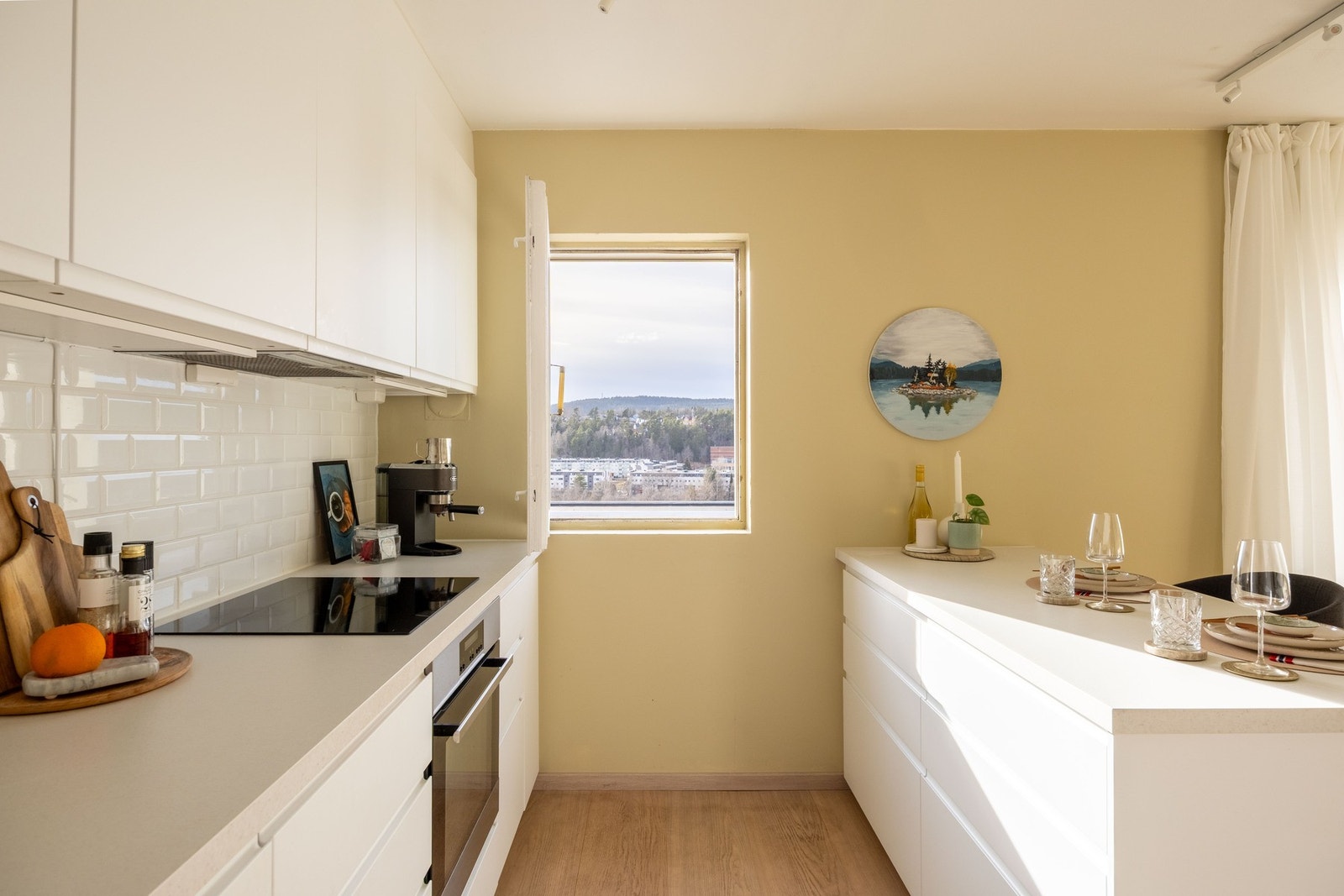 Integrerte hvitevarer. Kjøkkenfrontene er fra 2023. Galleribilde