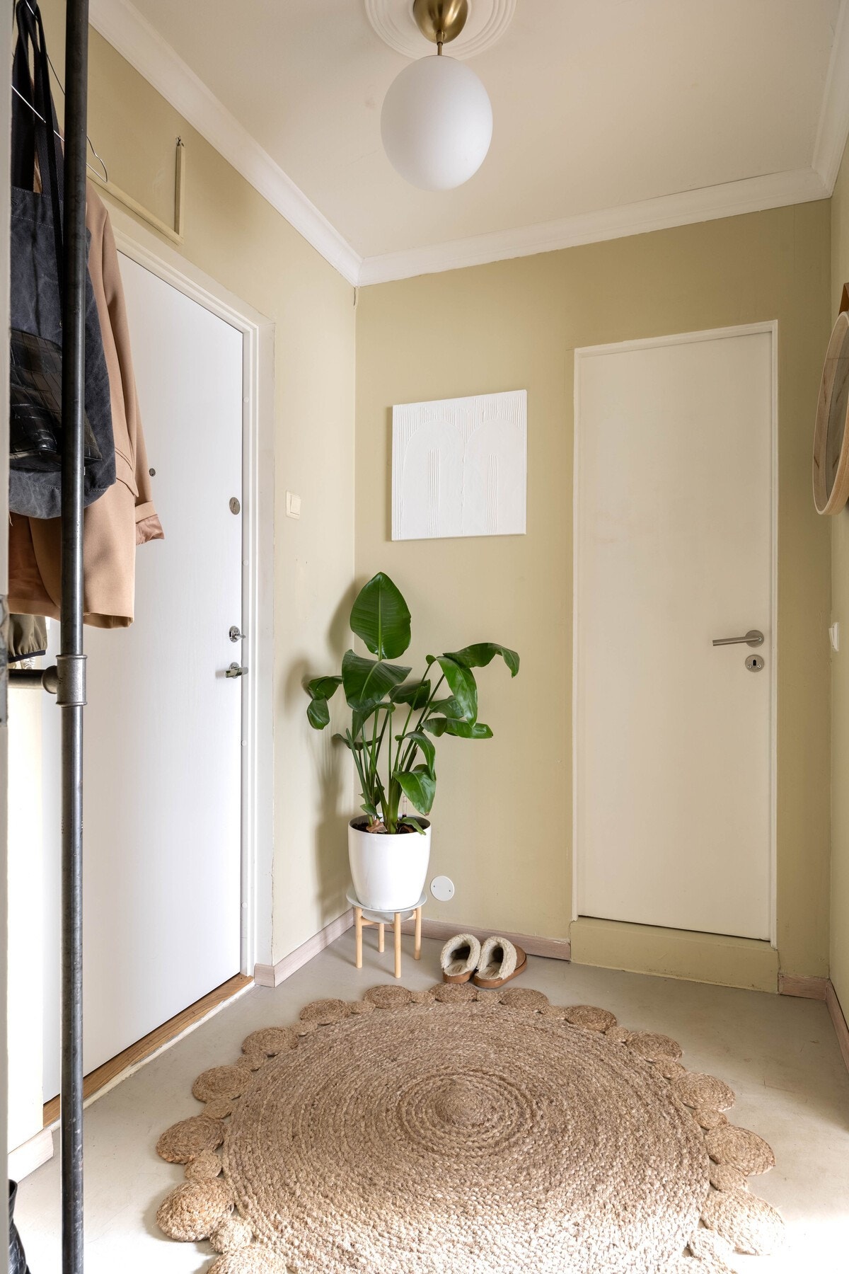 Det er adkomst til leiligheten via heis. Galleribilde