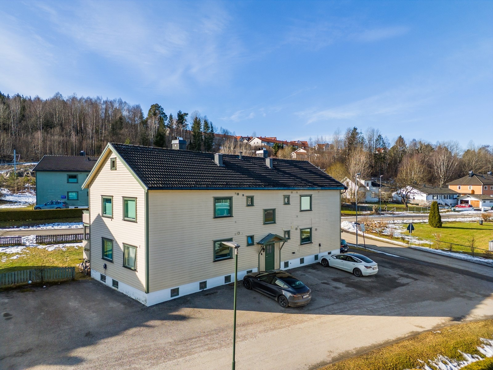 Parkeringsplass med elbillader rett utenfor blokken Galleribilde