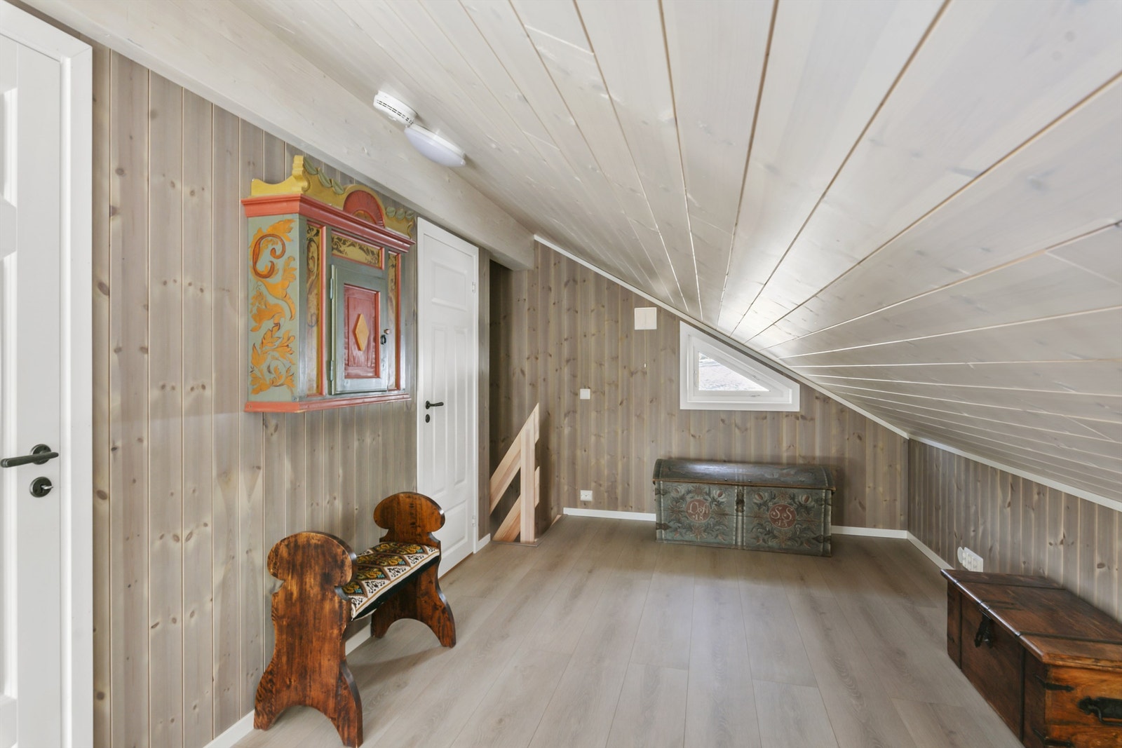 Loftsstuen har fine møbleringsmuligheter til både sofa og tv Galleribilde