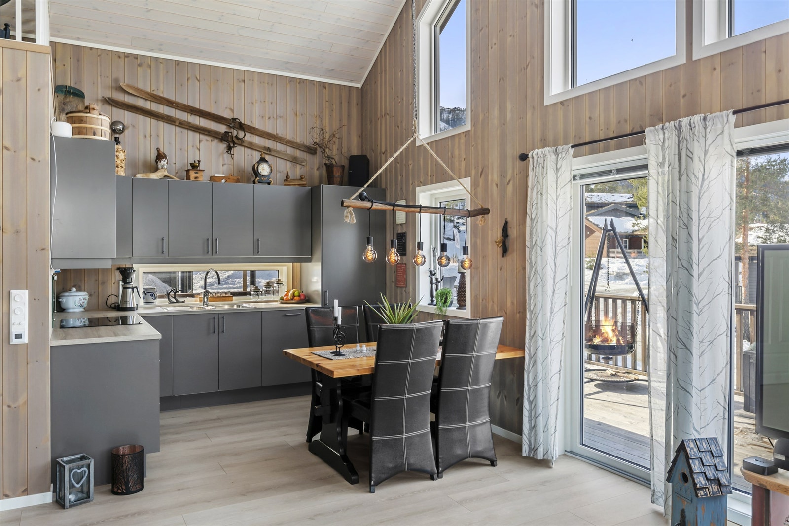 Store vindusflater gir naturlig godt lys til rommet Galleribilde