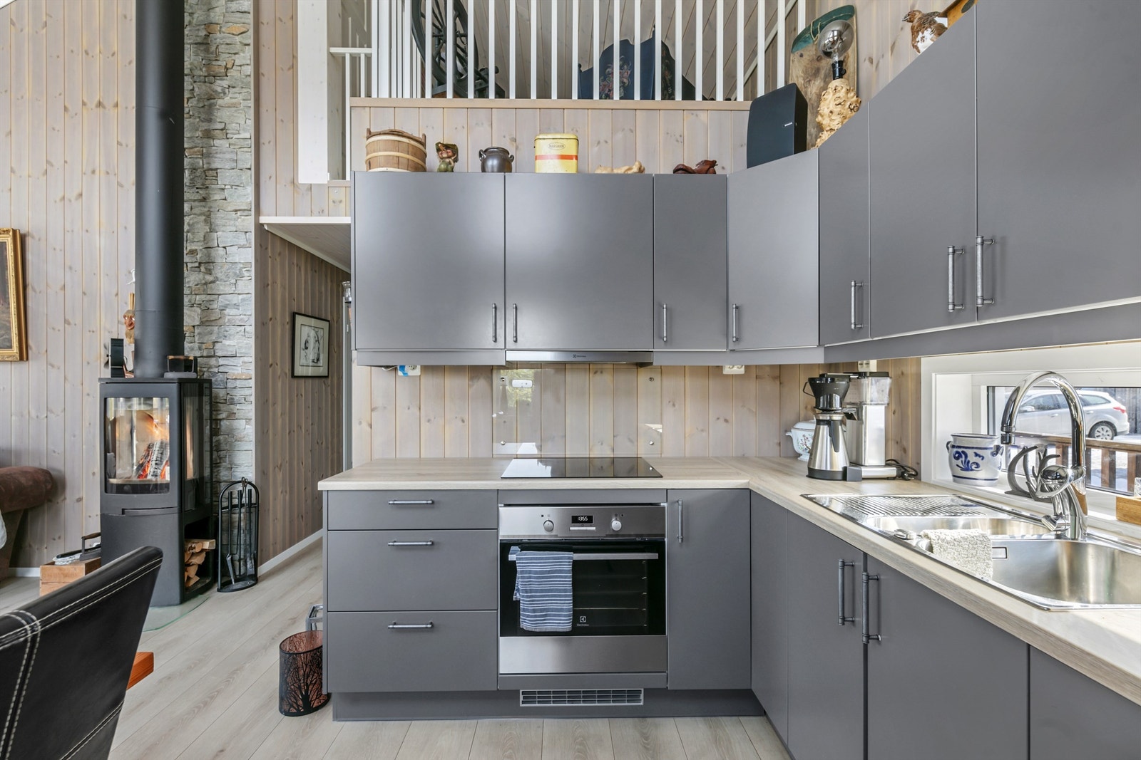 Deilig peisovn med stensatt detaljer i bakkant Galleribilde