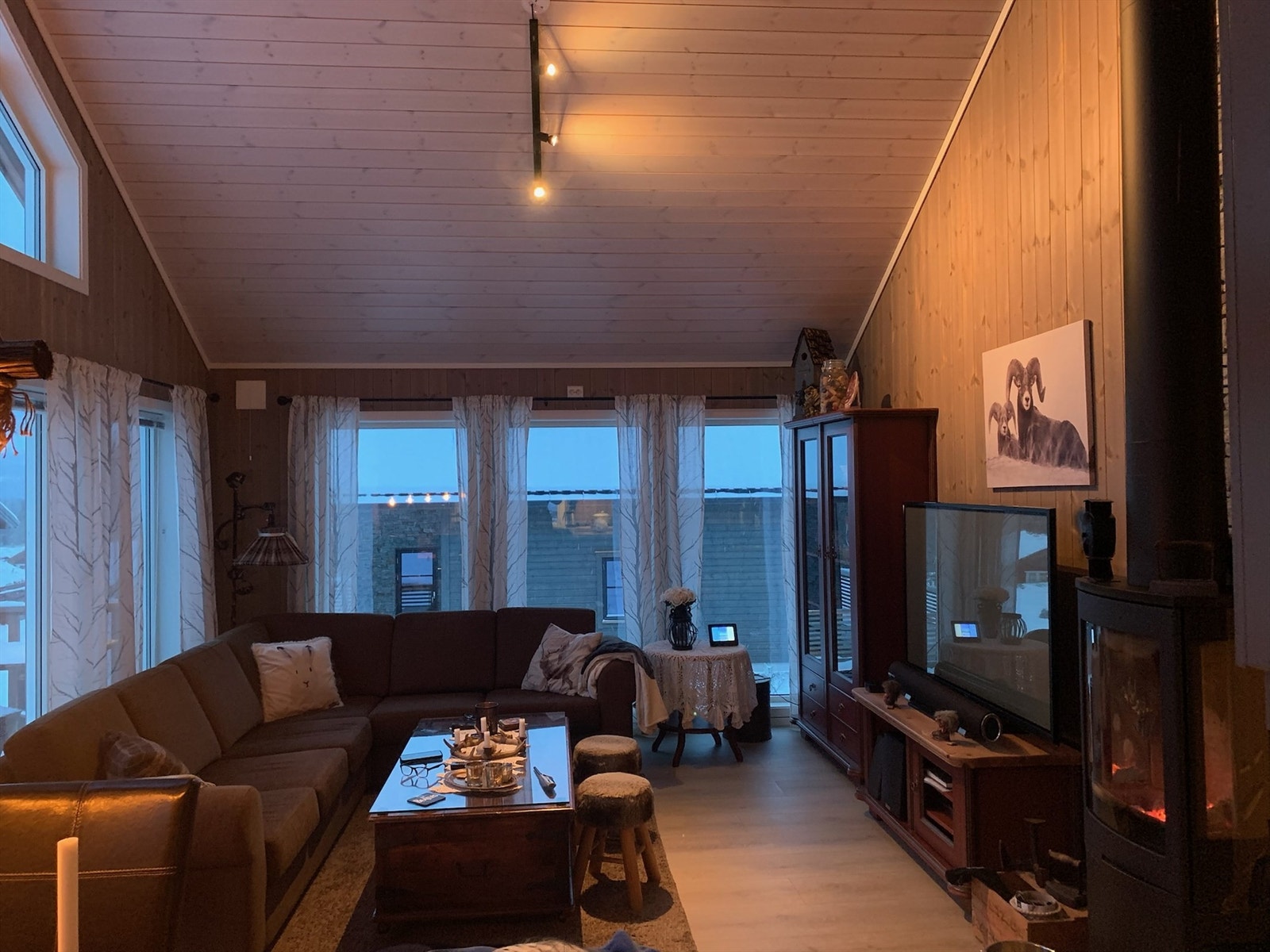 Stue med koselig plass til salongen (selgers bilde med endret møblering) Galleribilde