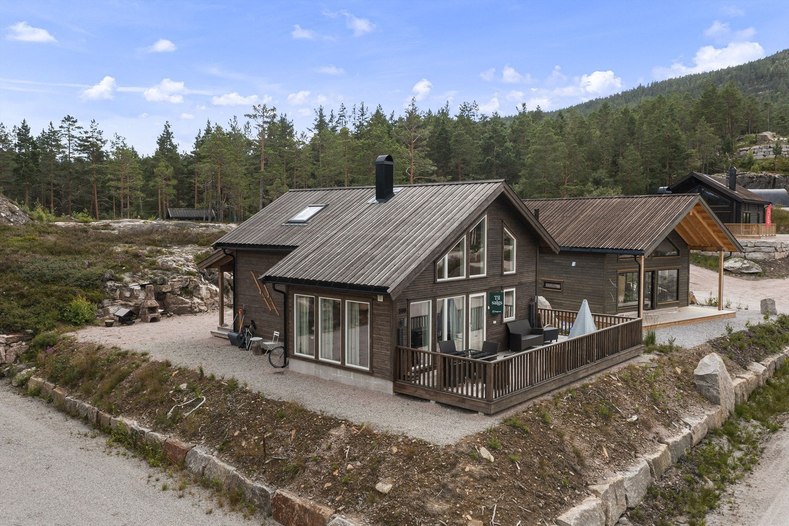 Krodalvegen 100 er fint beliggende på Rådyrtoppen 3 med solrike uteplasser Galleribilde