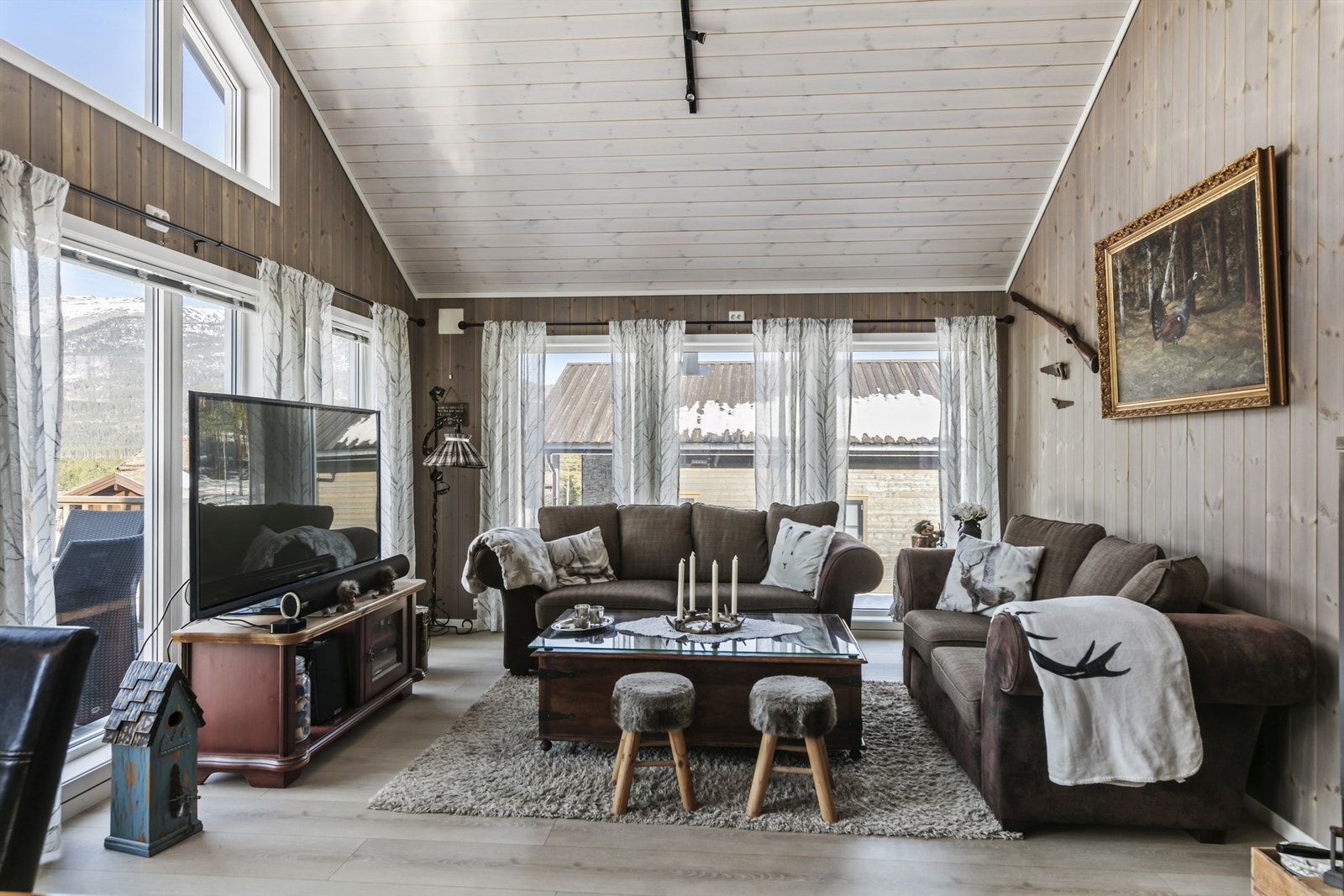 Hytten er beiset i delikate fargevalg og med lekre gulv Galleribilde