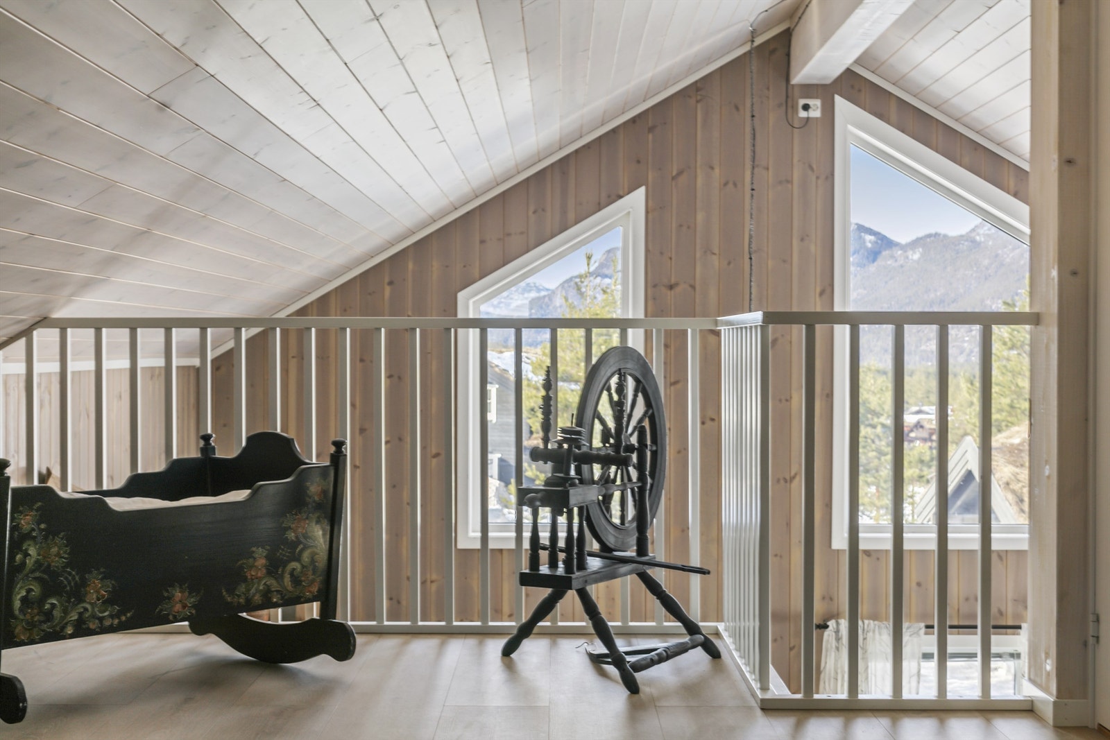 Loftsstue/hems med fin utsikt og godt lys Galleribilde