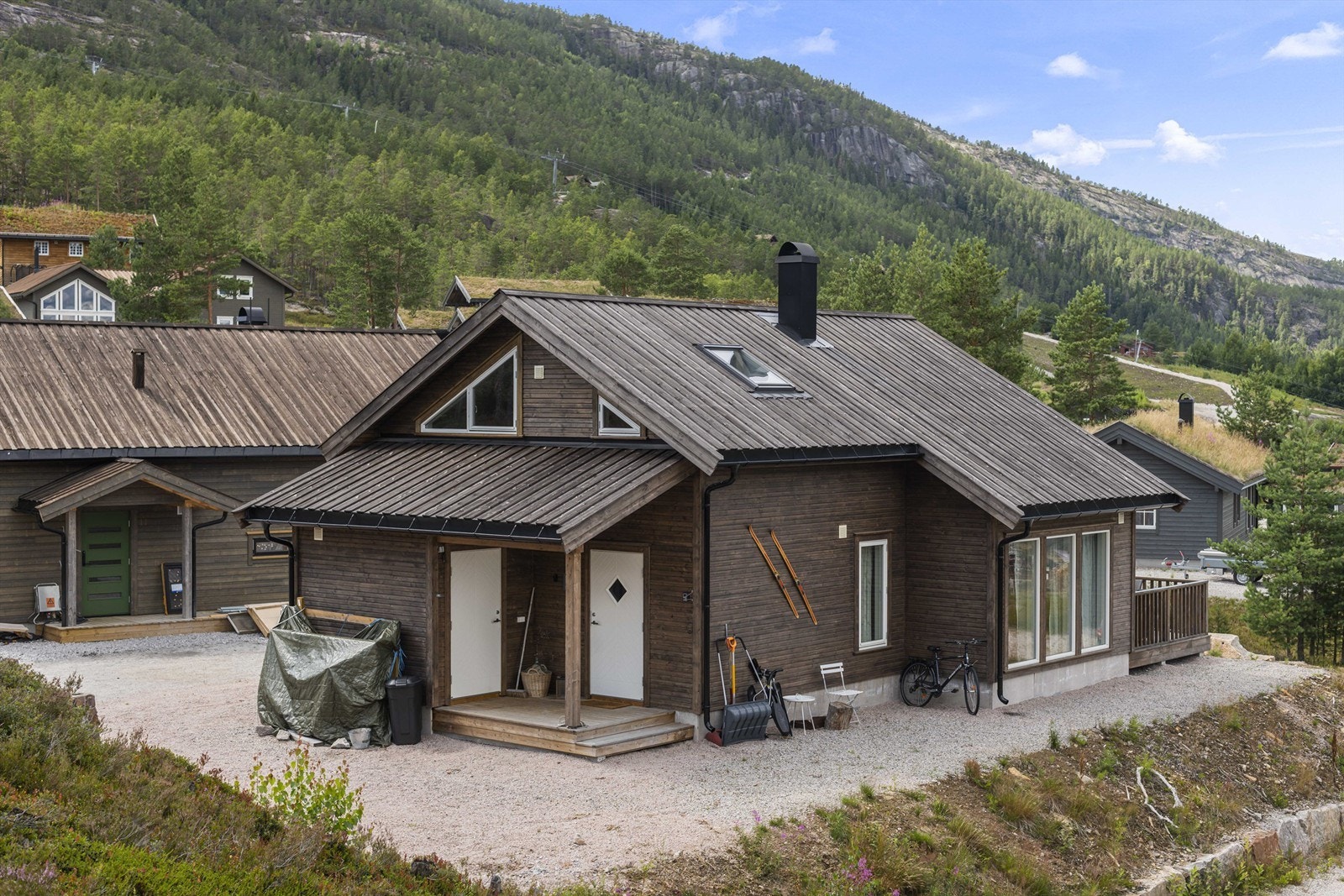 Overbygget inngangsparti med tilliggende isolert bod Galleribilde