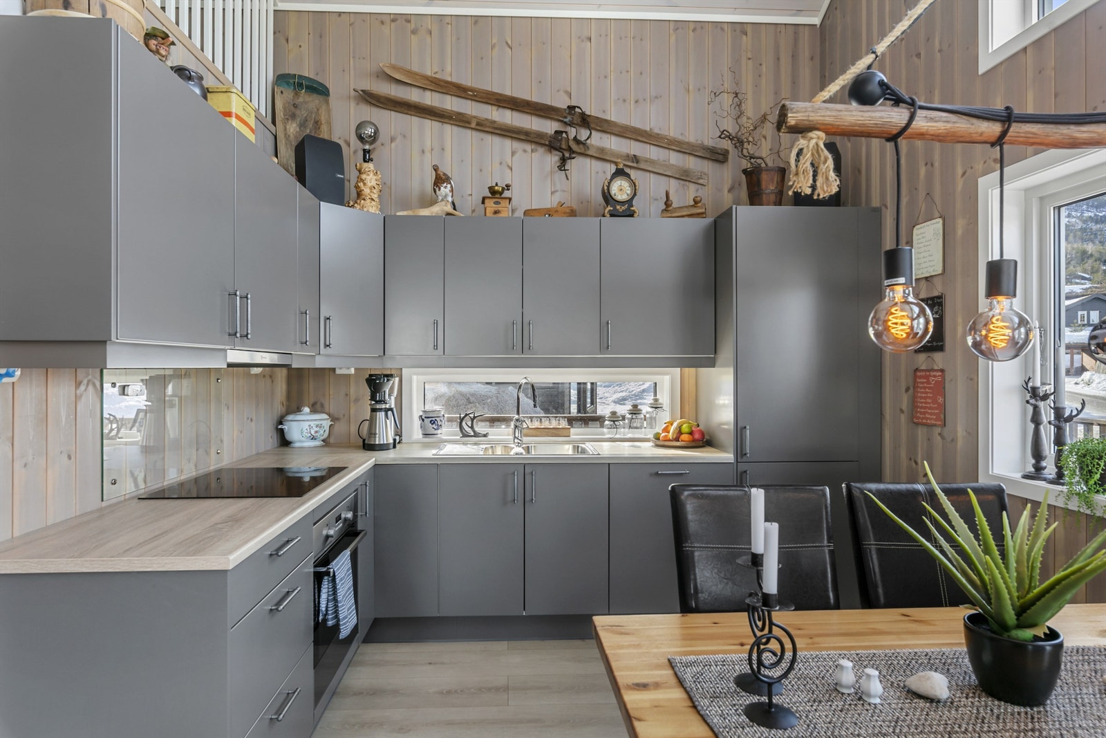 Kjøkkenet er et godt arbeidskjøkken Galleribilde