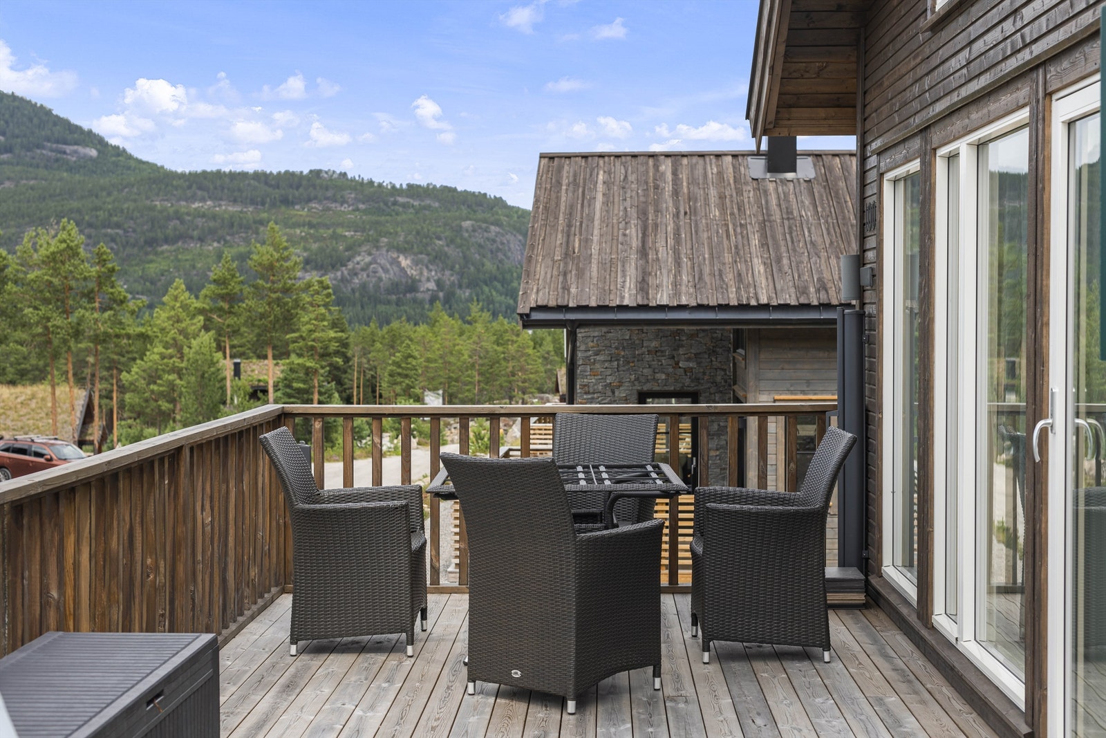 Koselig utsyn til omkringliggende fjeller og alpinbakken Galleribilde