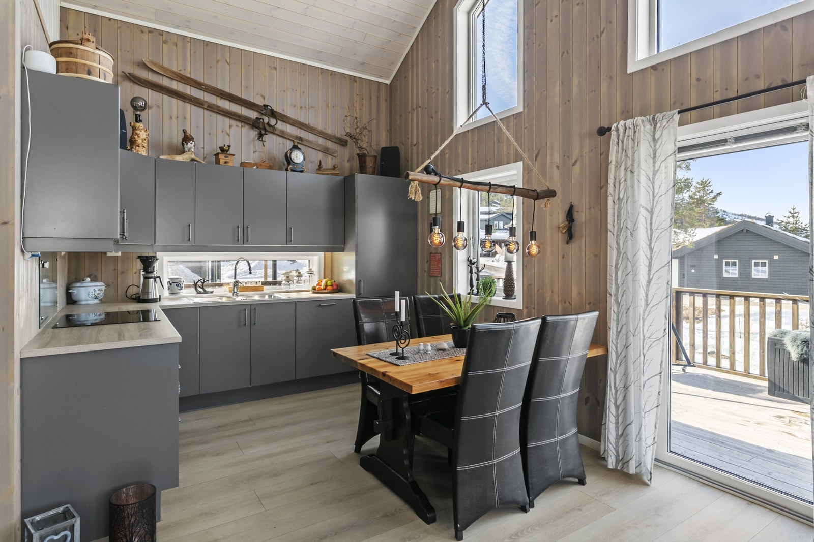 Kjøkkenet er smakfullt og godt utstyrt med god skap- og benkeplass Galleribilde