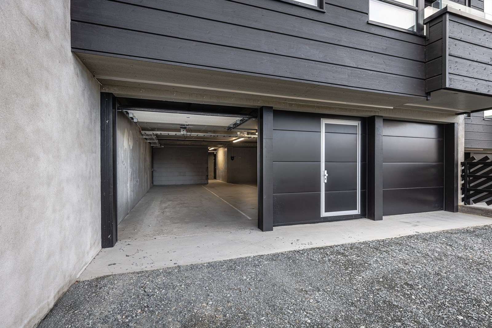 Leiligheten har garasje med to biloppstillingsplasser i rekke. Galleribilde