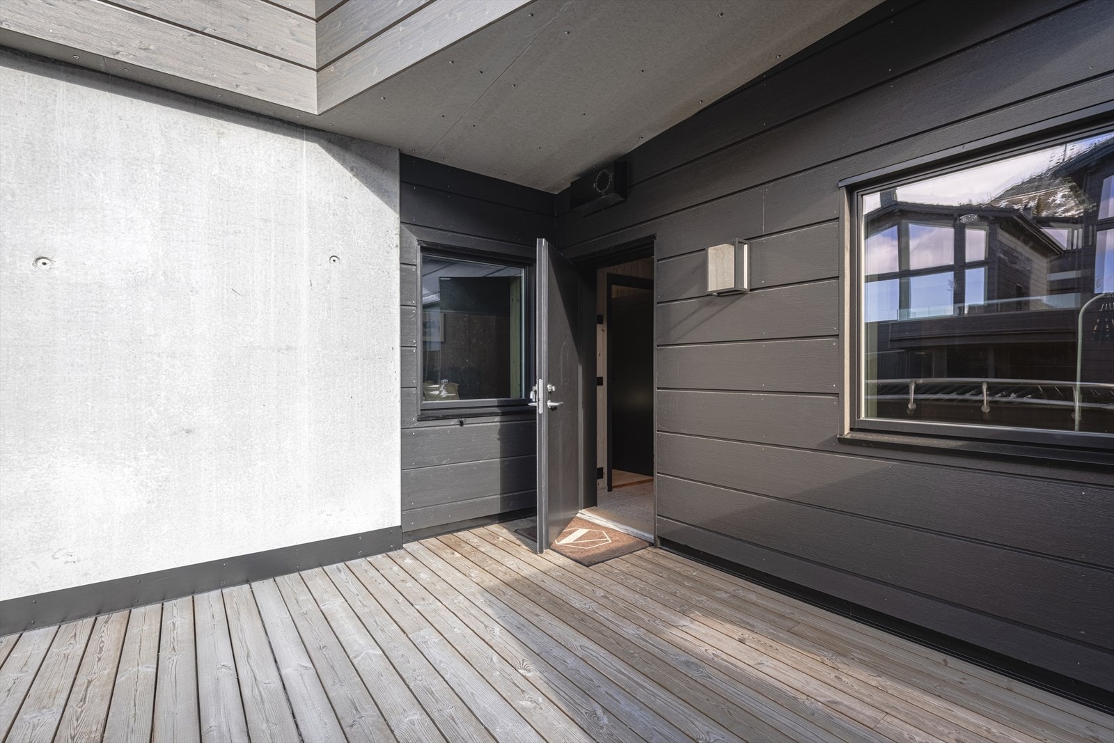 Ved inngangspartiet har man solrik og hyggelig uteplass. Galleribilde