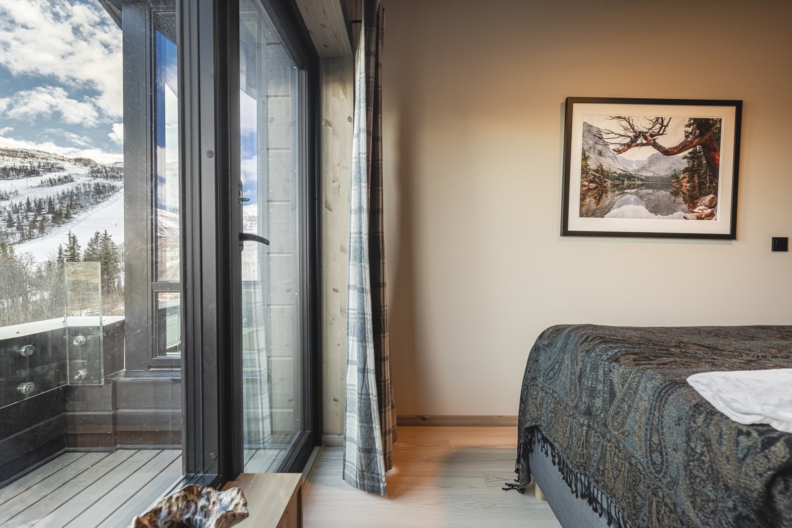 Hovedsoverom/ soverom nr 1 med balkong. Galleribilde