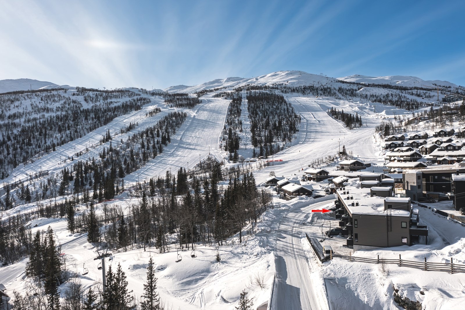 Beliggenheten er ypperlig for deg som ønsker en "easy living" for å nyte fritiden. Her er du omringet av ski inn/ut, vakker utsikt og praktiske løsninger! Galleribilde