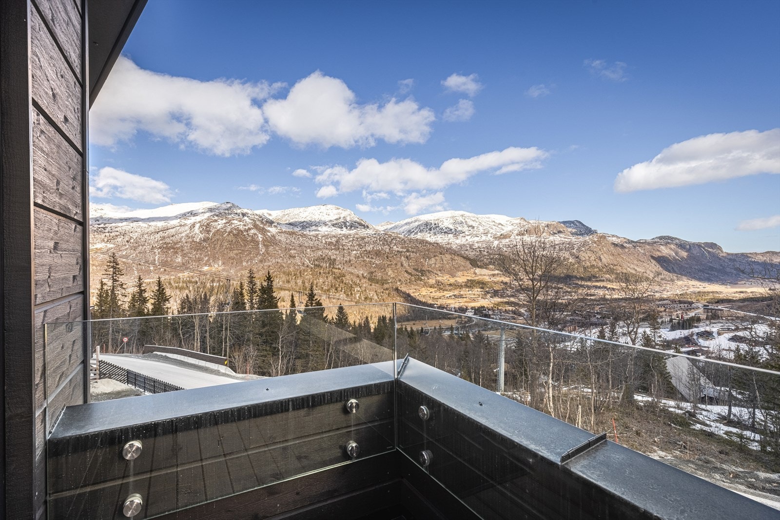 Utsikt fra balkong innenfor hovedsoverom. Galleribilde