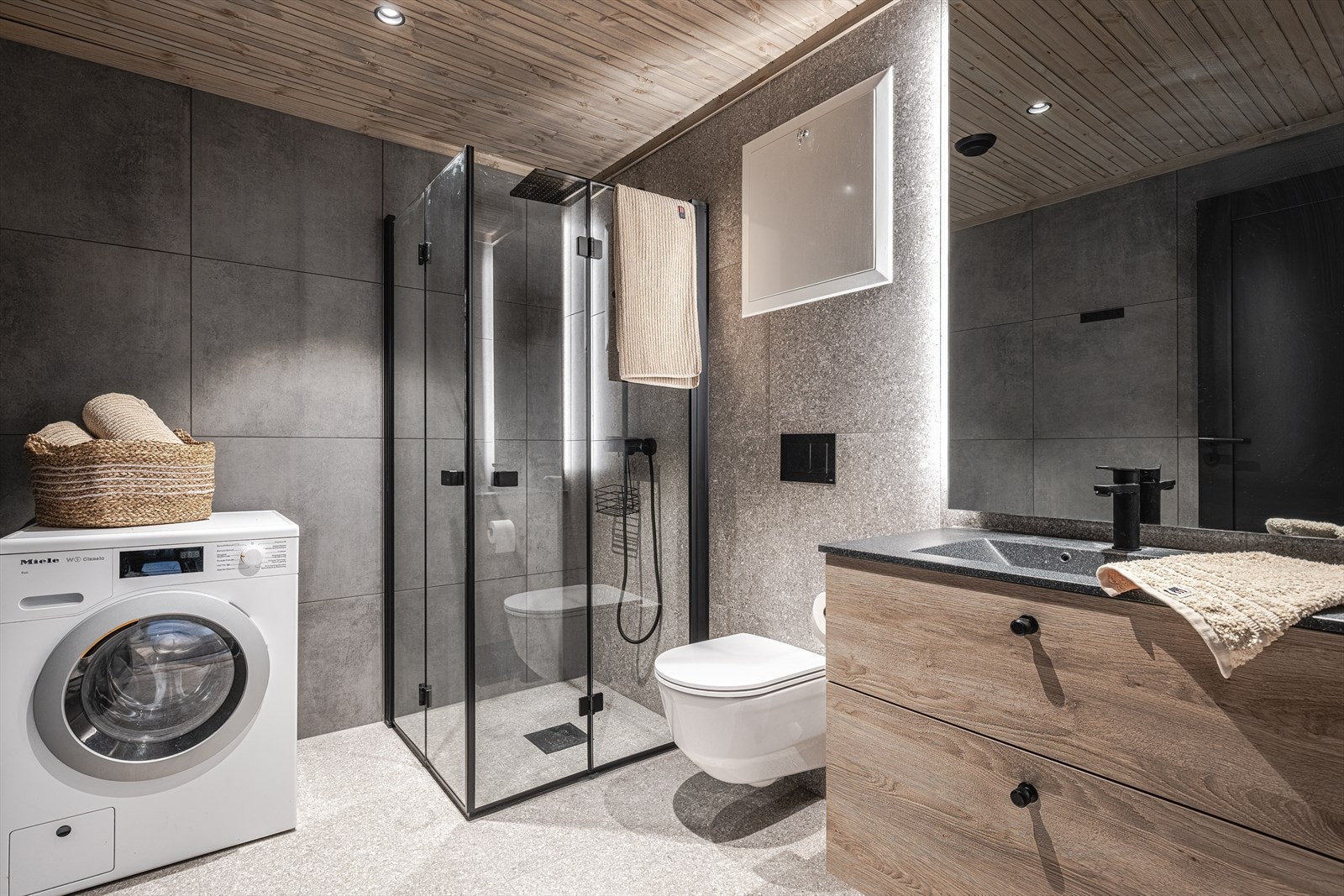 Hovedbaderom med opplegg for vaskemaskin. Galleribilde