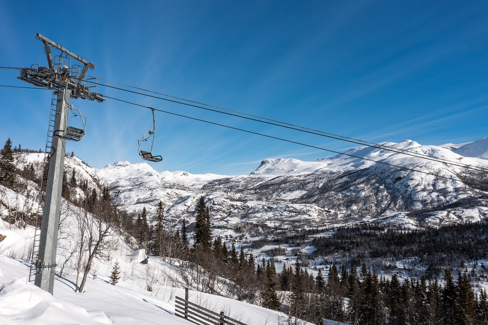 Leiligheten har ski inn/ut via Skarsnuten heisen og tilkomst løype fra Skarsnuten hotell. Galleribilde