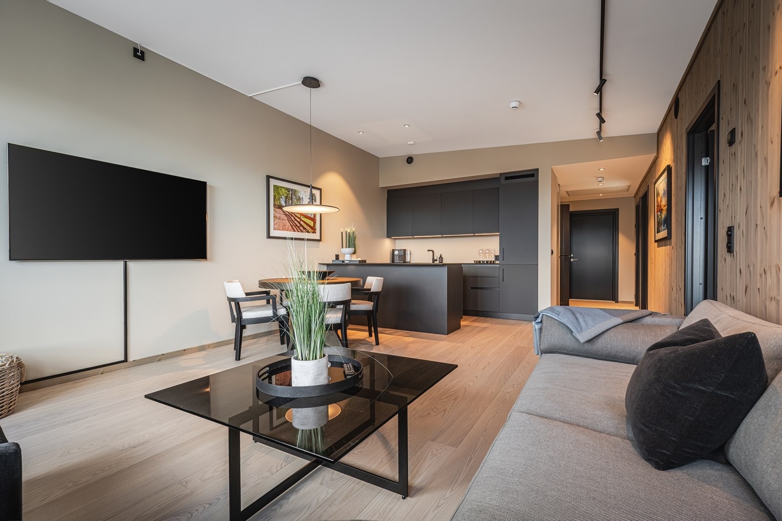 Peisovn sentralt plassert i stuedelen og god plass til spisegruppe. Galleribilde