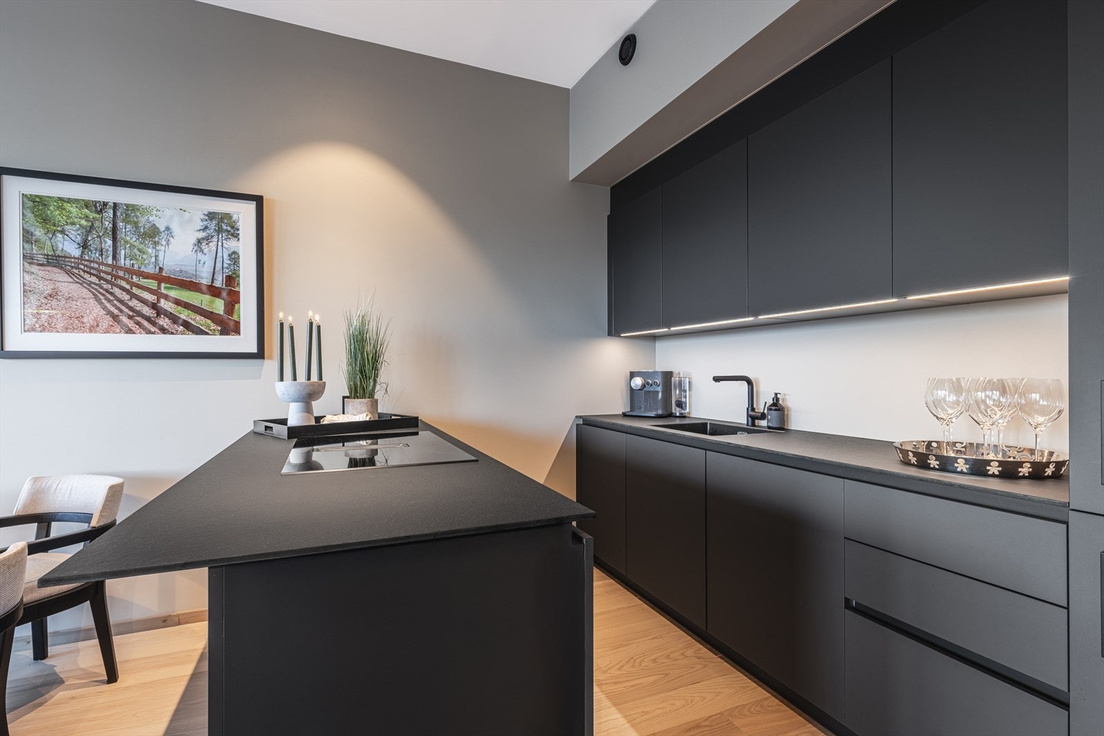 Lekkert kjøkken fra anerkjente leverandør og integrerte hvitevarer av god kvalitet. Galleribilde