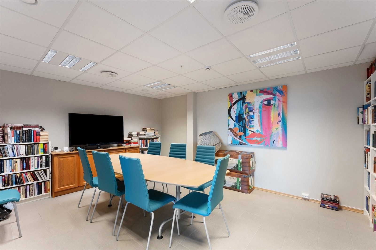 Møterommet/biblioteket er også innredet og møblert. Galleribilde