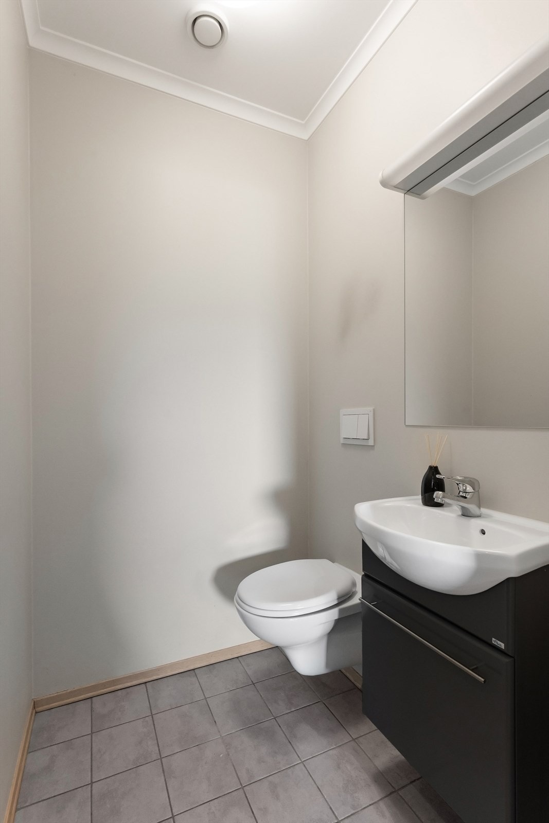 Gjeste WC med servant, skap og speil. Vegghengt WC. Galleribilde