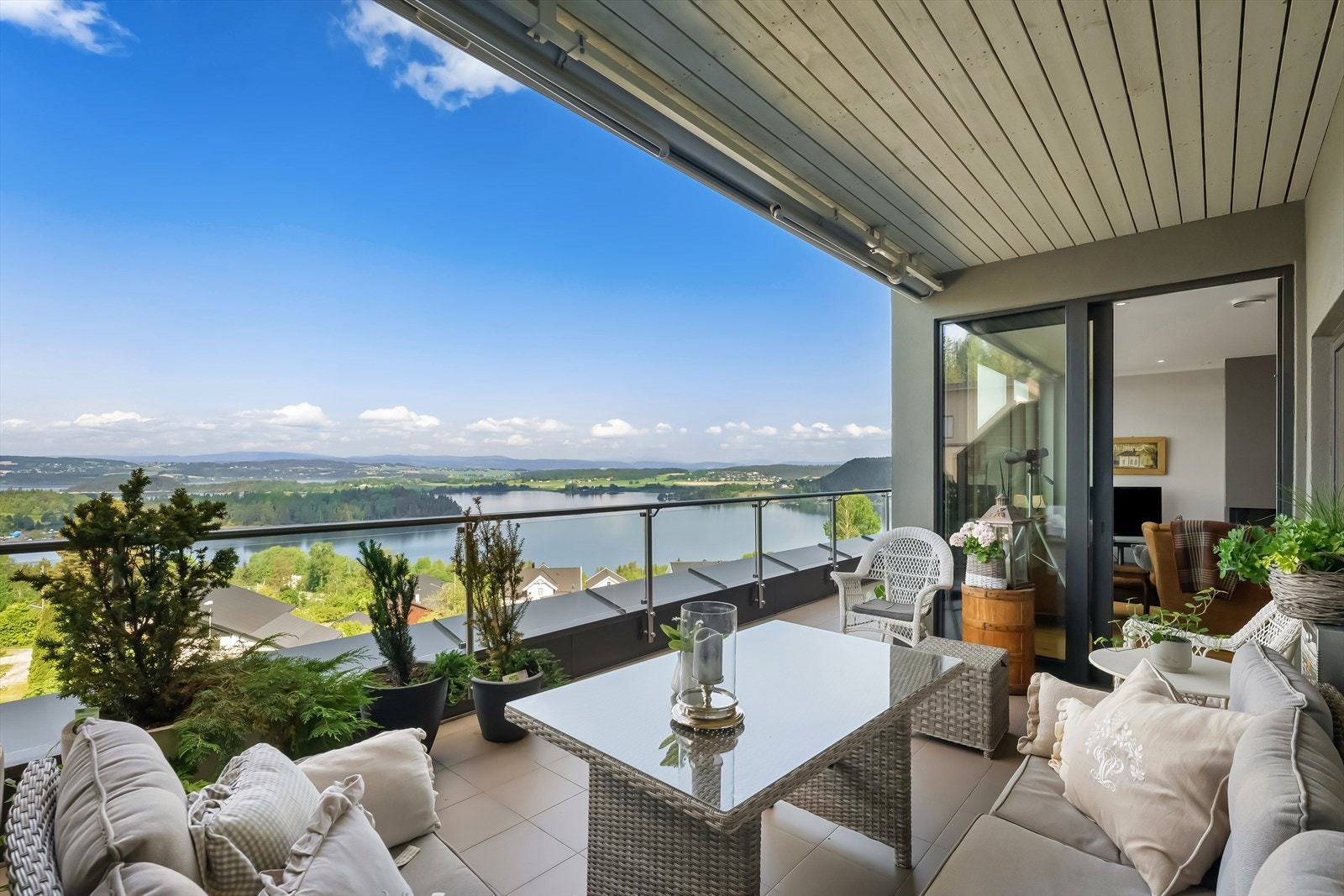 Velkommen til Klokkerlia 30C - en lys og moderne leilighet, med praktfull utsikt og meget gode solforhold. Balkongen er virkelig en "sesongforlenger". Her er det flislagt og delvis overbygget. Terrassemarkisen kan kjøres helt ut til rekkverket. Galleribilde