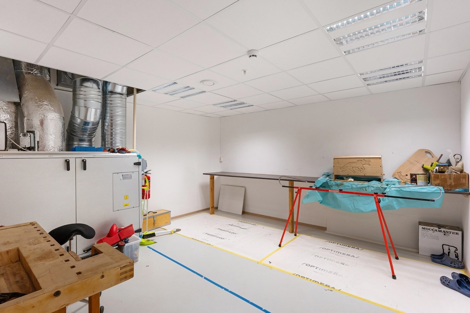 Hobbyrommet har snekkerbenk og arbeidsbenk. Mulighet for smøring av ski er det også. Galleribilde
