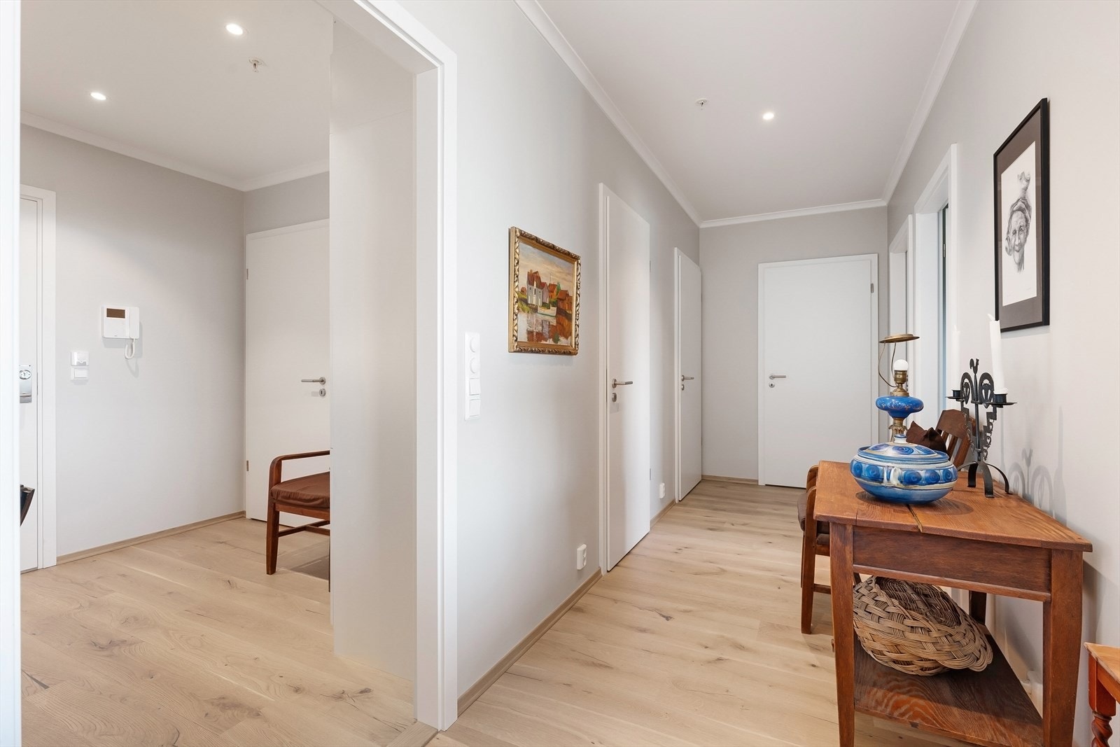 Entrè med garderobe/bod + gangsonen til gjeste WC, bad og soverommene. Galleribilde