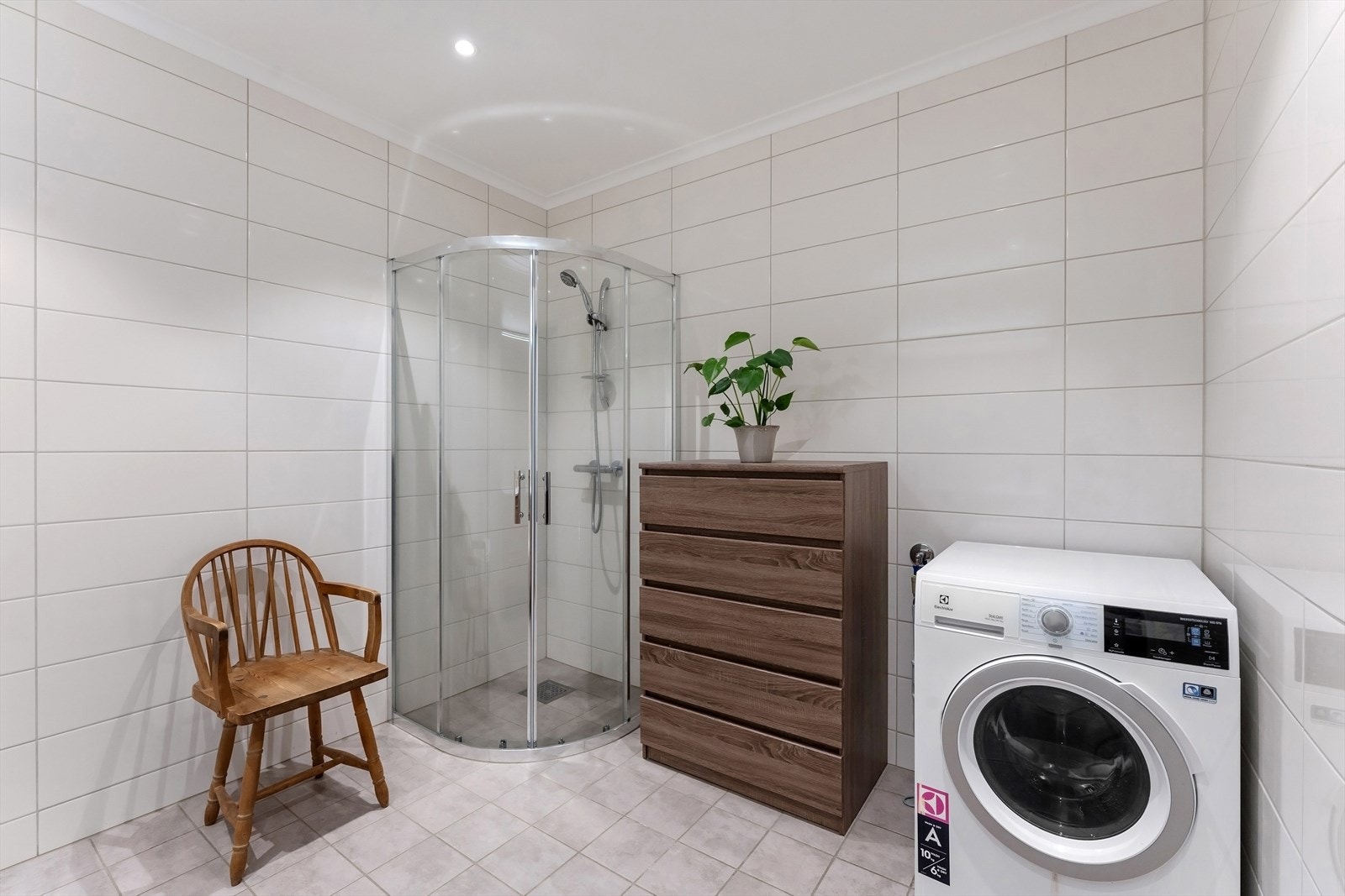 Badet har god plass til vaskemaskin og opplegg for tørketrommel. Galleribilde