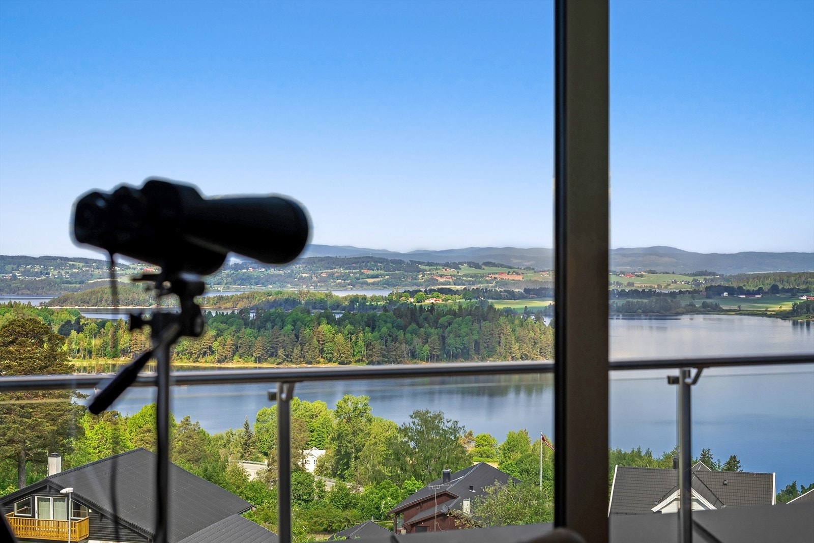 Utsikten fra stuevinduet - kikkert må man ha for å studere fuglelivet og/eller følge med på det som skjer på fjorden. Galleribilde