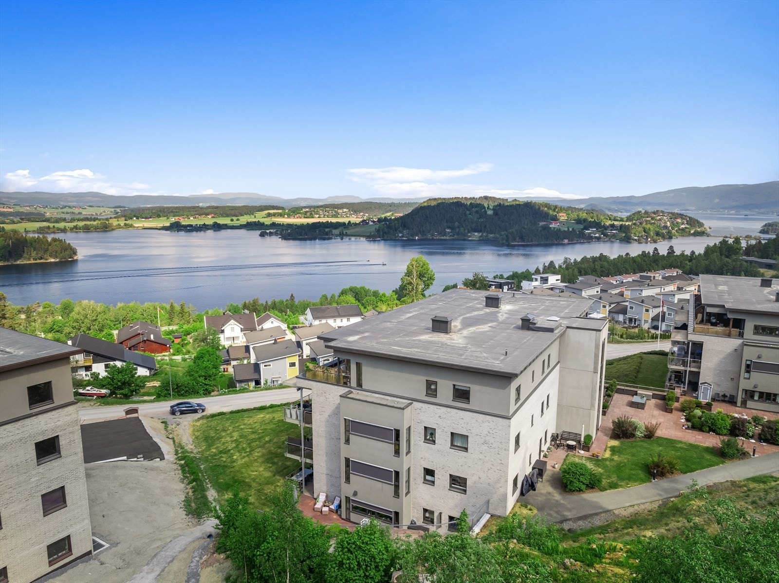 Utsikten sett fra baksiden av Klokkerlia 30C. Legg merke til de flotte fellesområdene på baksiden. Galleribilde