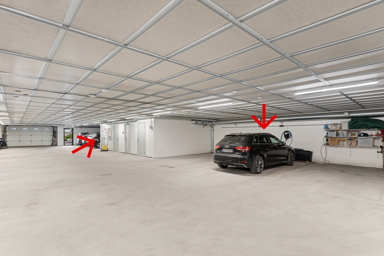Garasjeanlegget er meget pent. Med leiligheten følger det 2 garasjeplasser. Galleribilde