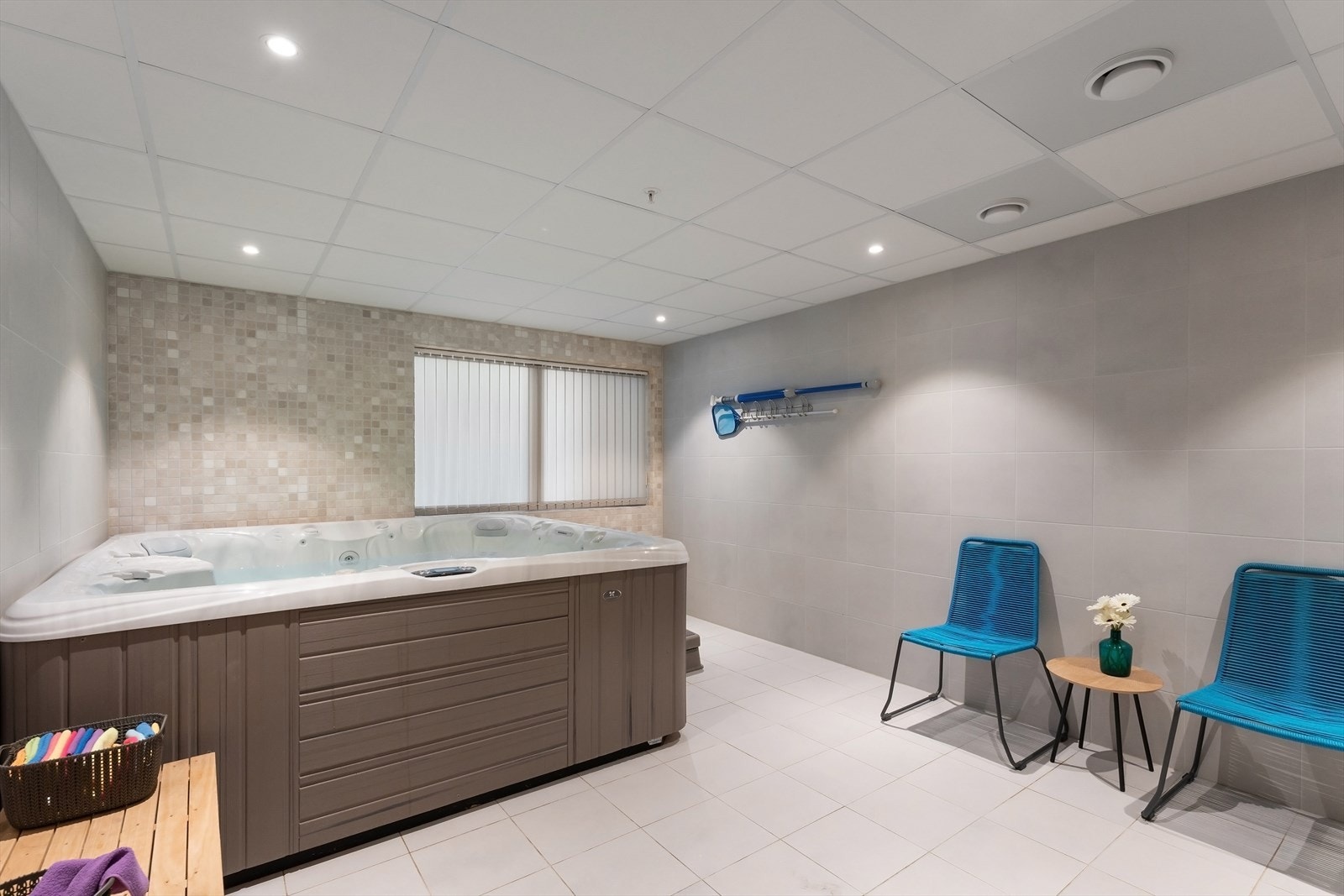 Rommet hvor man har plassert boblebadet er lyst og trivelig - stoler og enkel innredning. Galleribilde