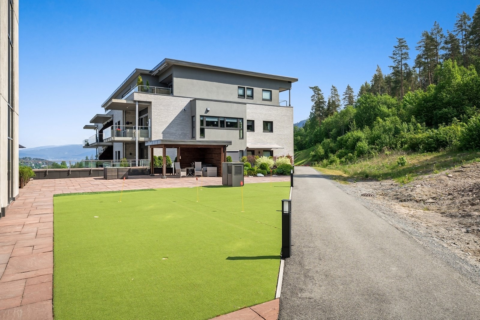 Man finpusser golf ferdighetene på minigolfbanen. Galleribilde