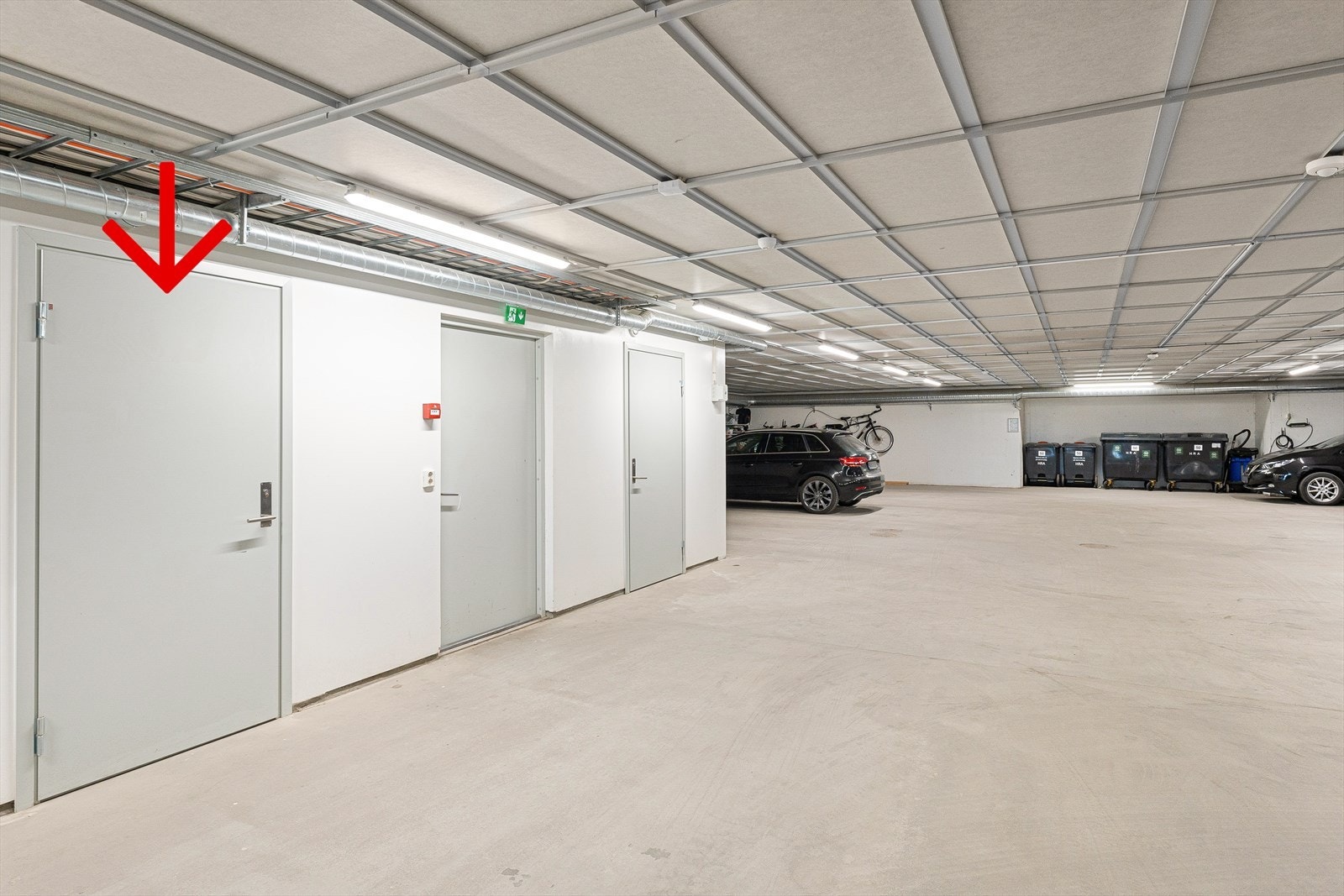 Boden som tilhører leiligheten ligger rett bortenfor den ene parkeringsplassen. Galleribilde