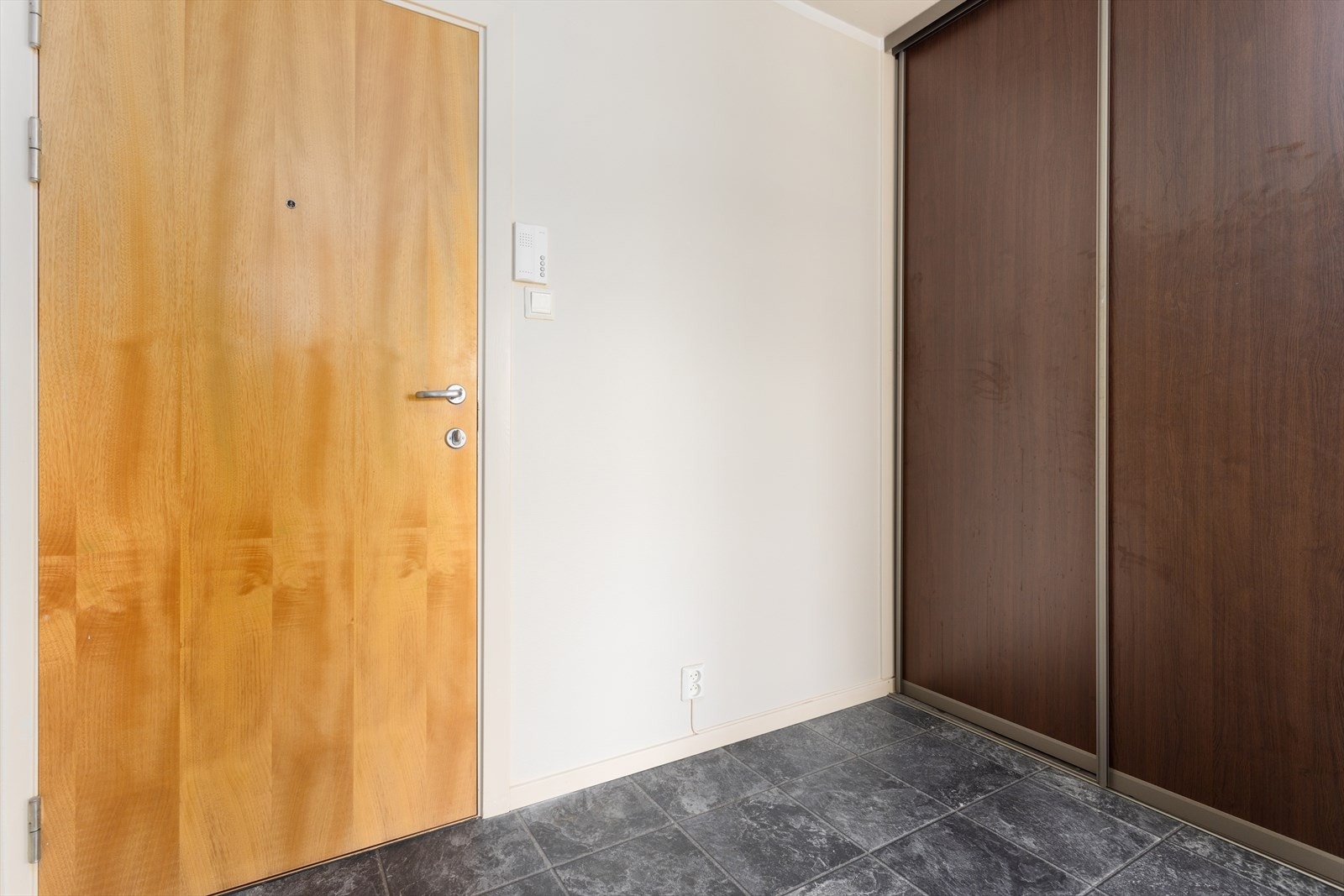 Du ønskes velkommen inn i en romslig entré som er utstyrt med en praktisk skyvedørsgarderobe. Galleribilde
